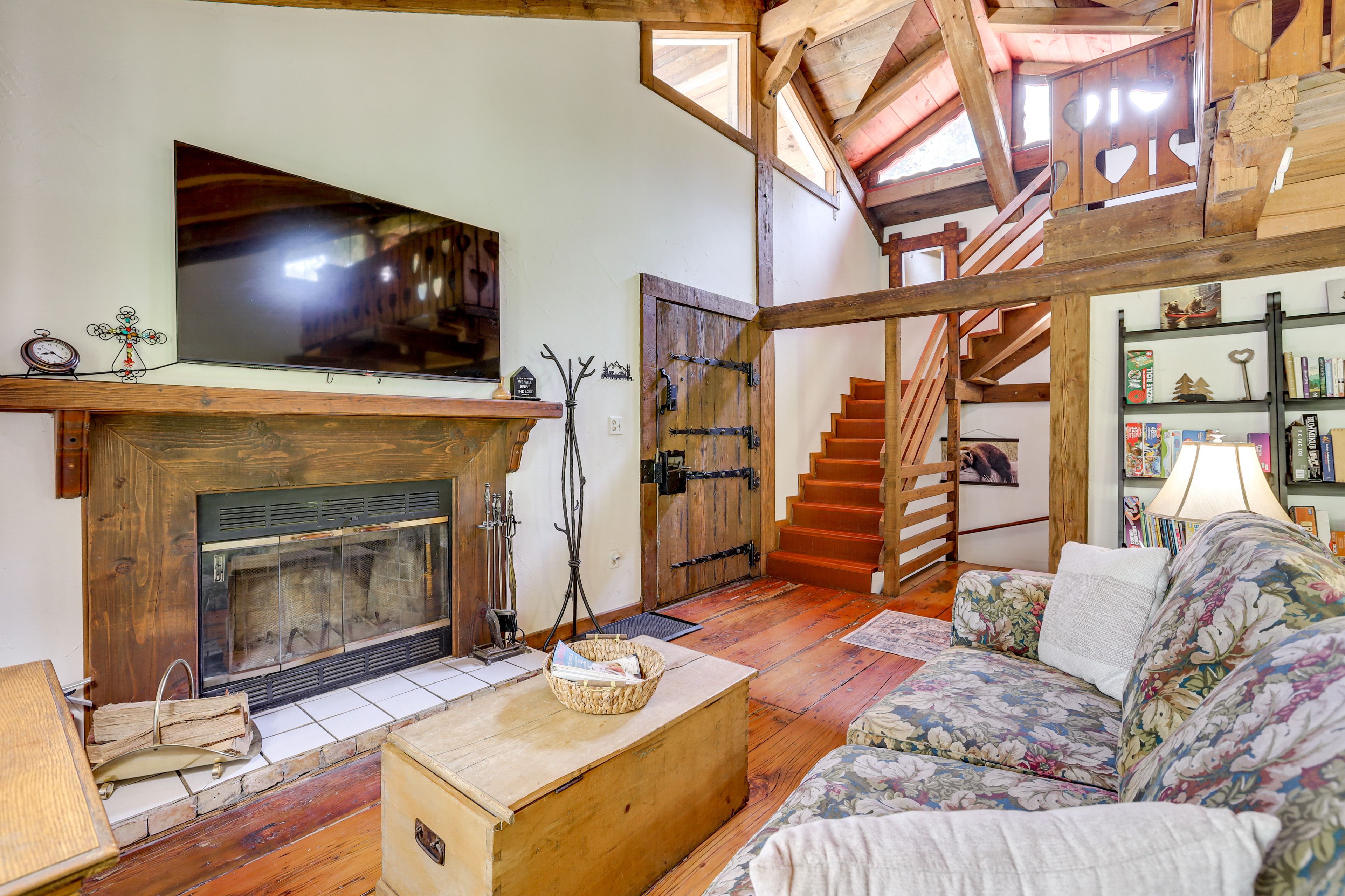 Main Living Area | Queen Sleeper Sofa | Smart TV | Fireplace | Main Floor