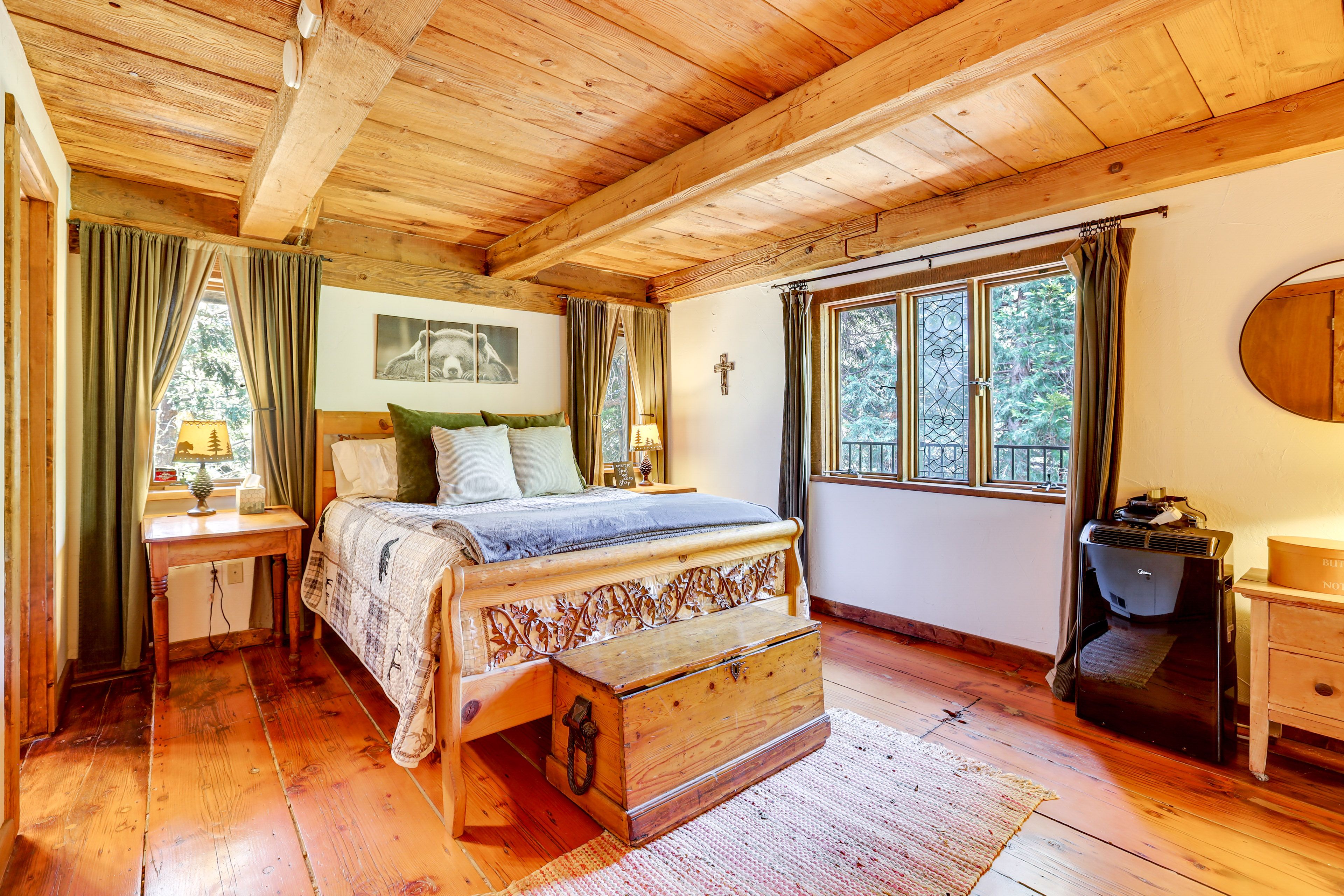Bedroom | Queen Bed | Smart TV | Main Floor