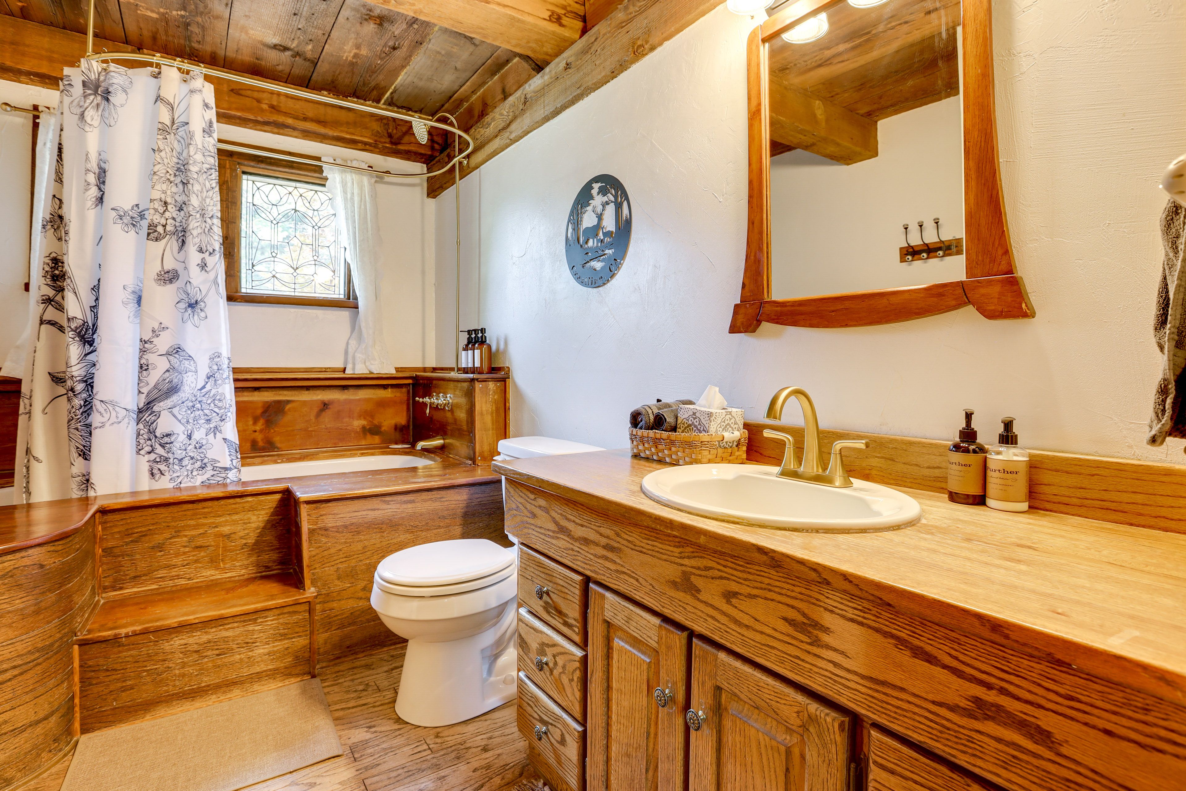 Full Bathroom | Towels Provided | Main Floor