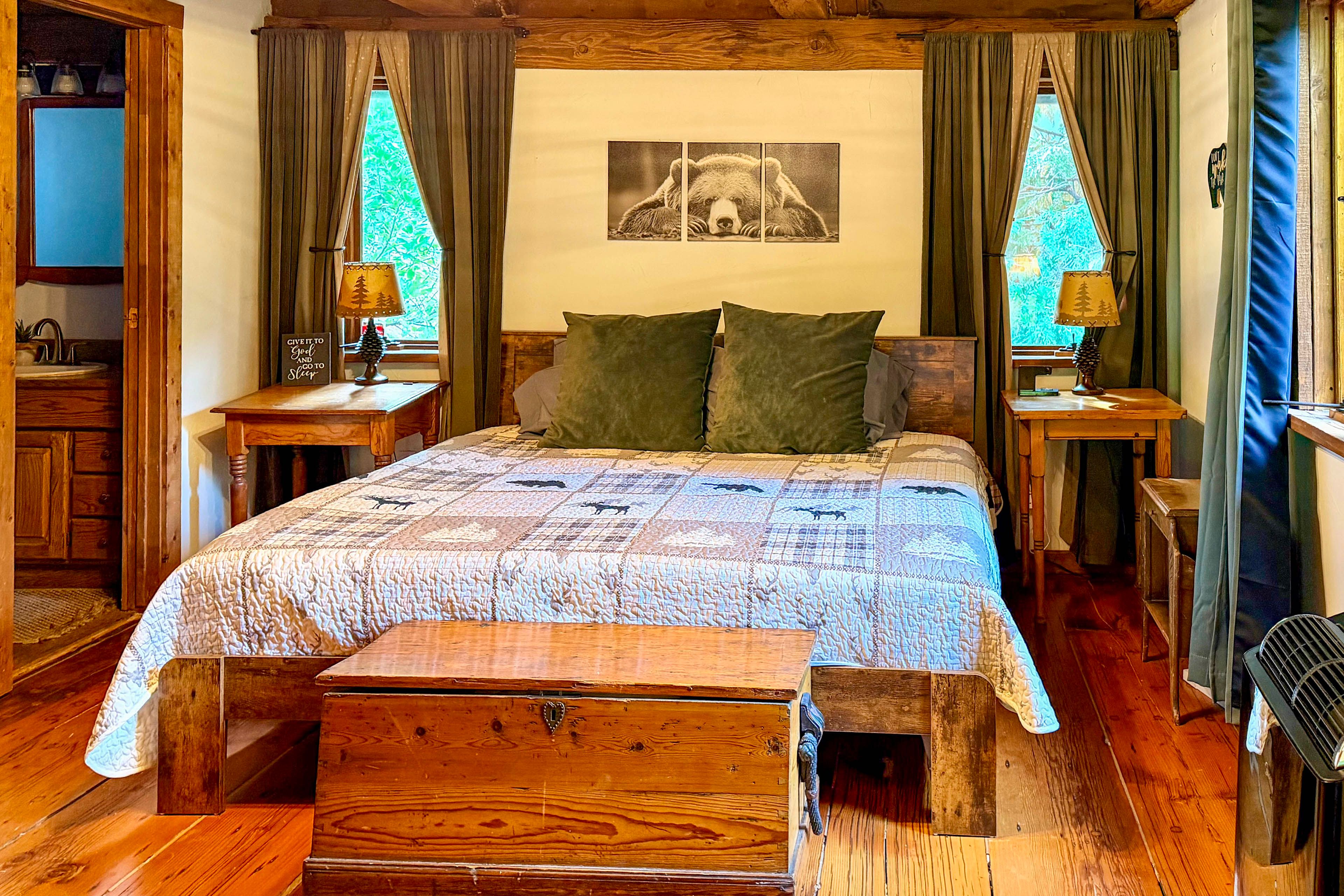 Bedroom | Queen Bed | Smart TV | Main Floor