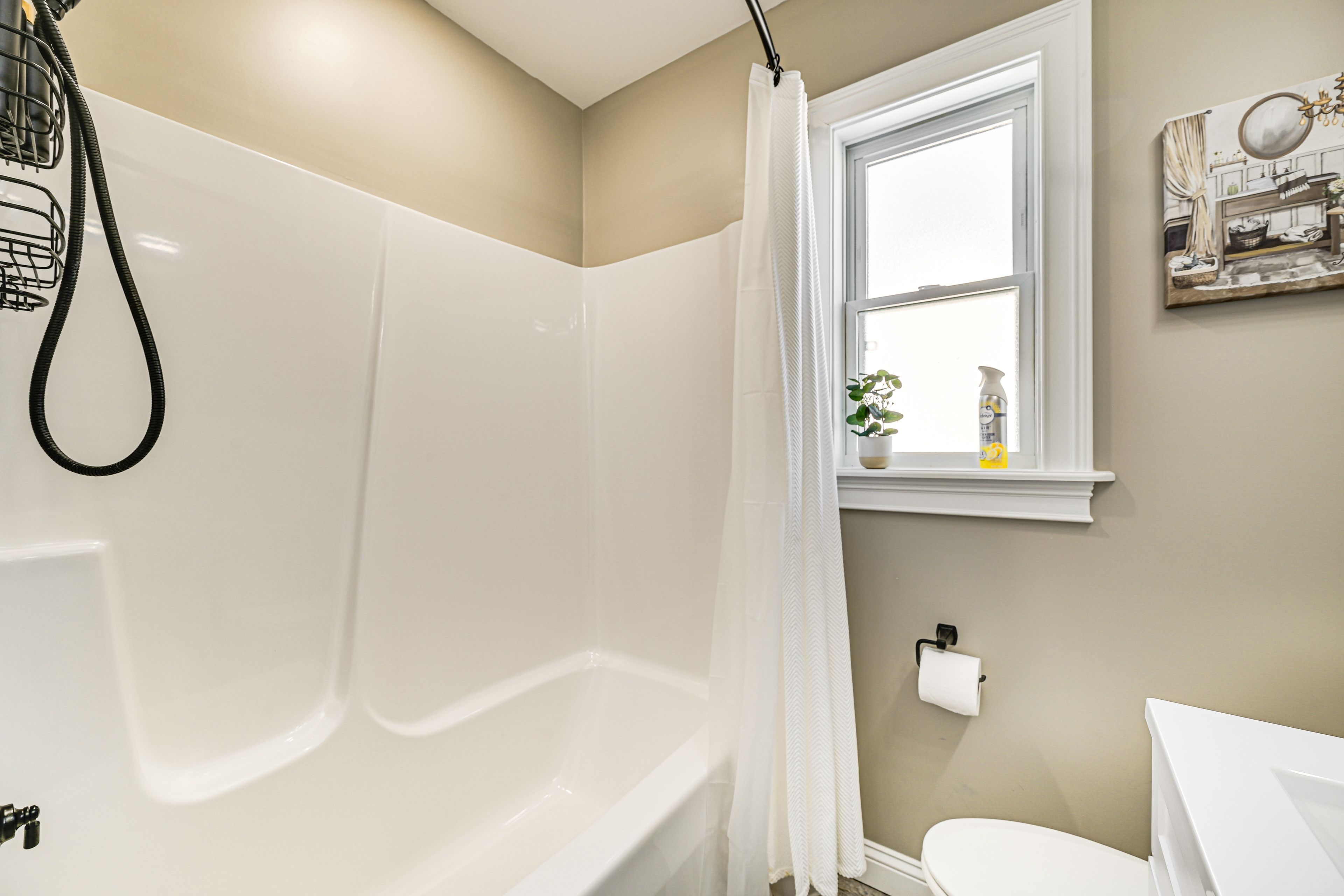 Full Bathroom | Towels Provided | Complimentary Toiletries | Hair Dryer