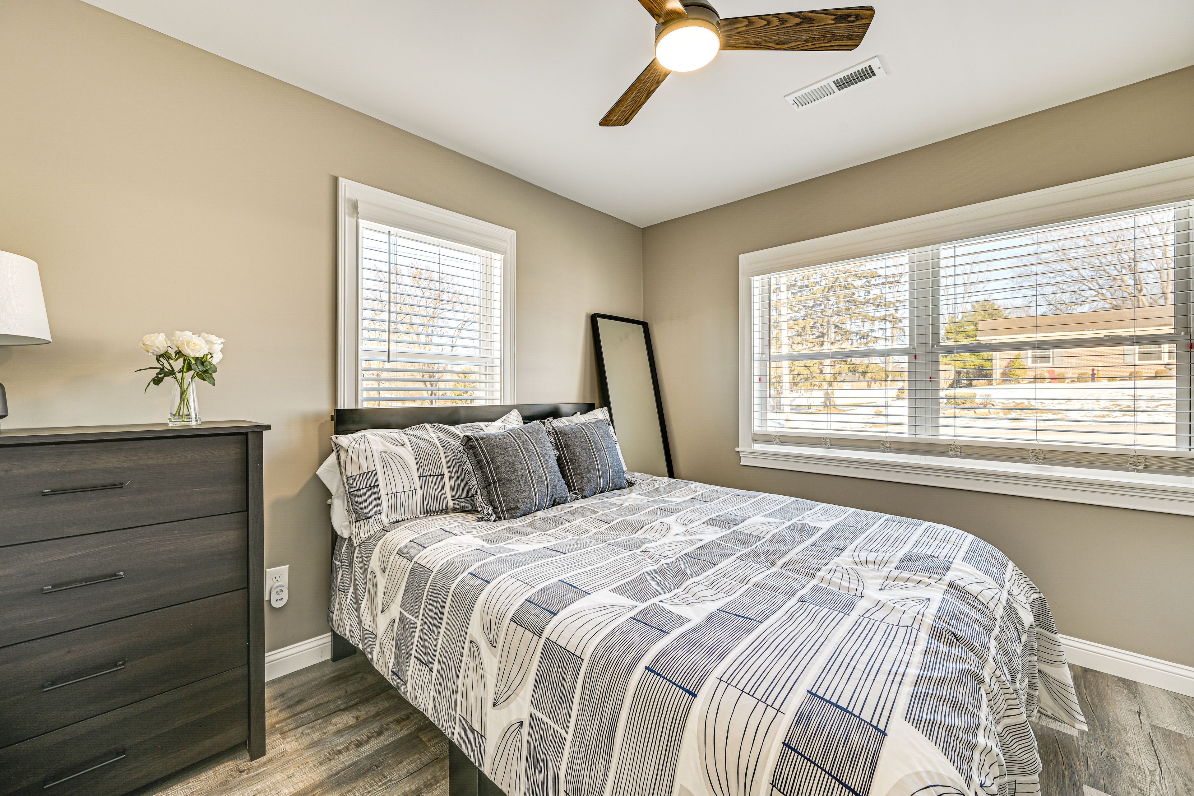 Bedroom 1 | Queen Bed | Smart TV | Office Desk | Linens Provided