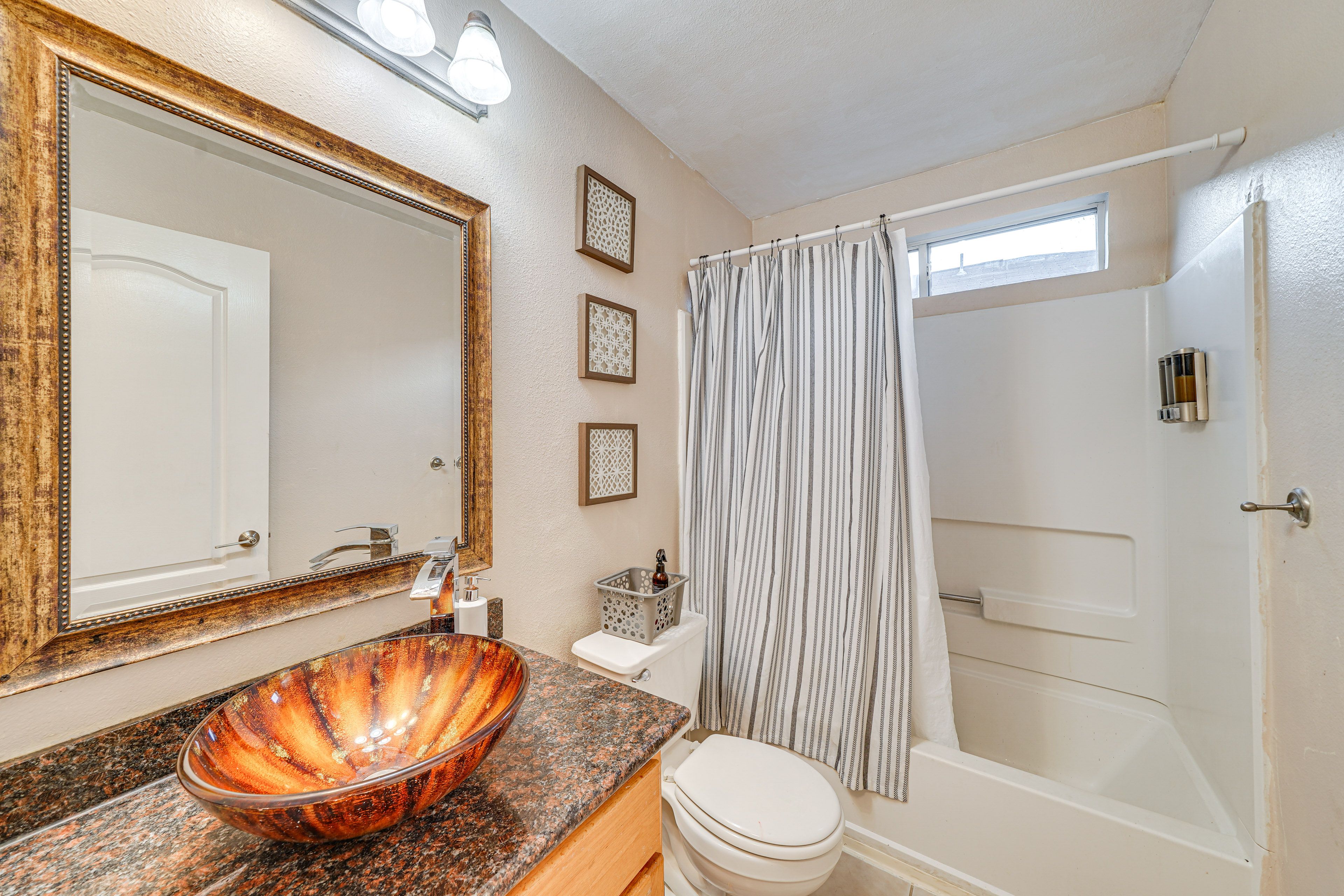 Full Bathroom | Towels Provided