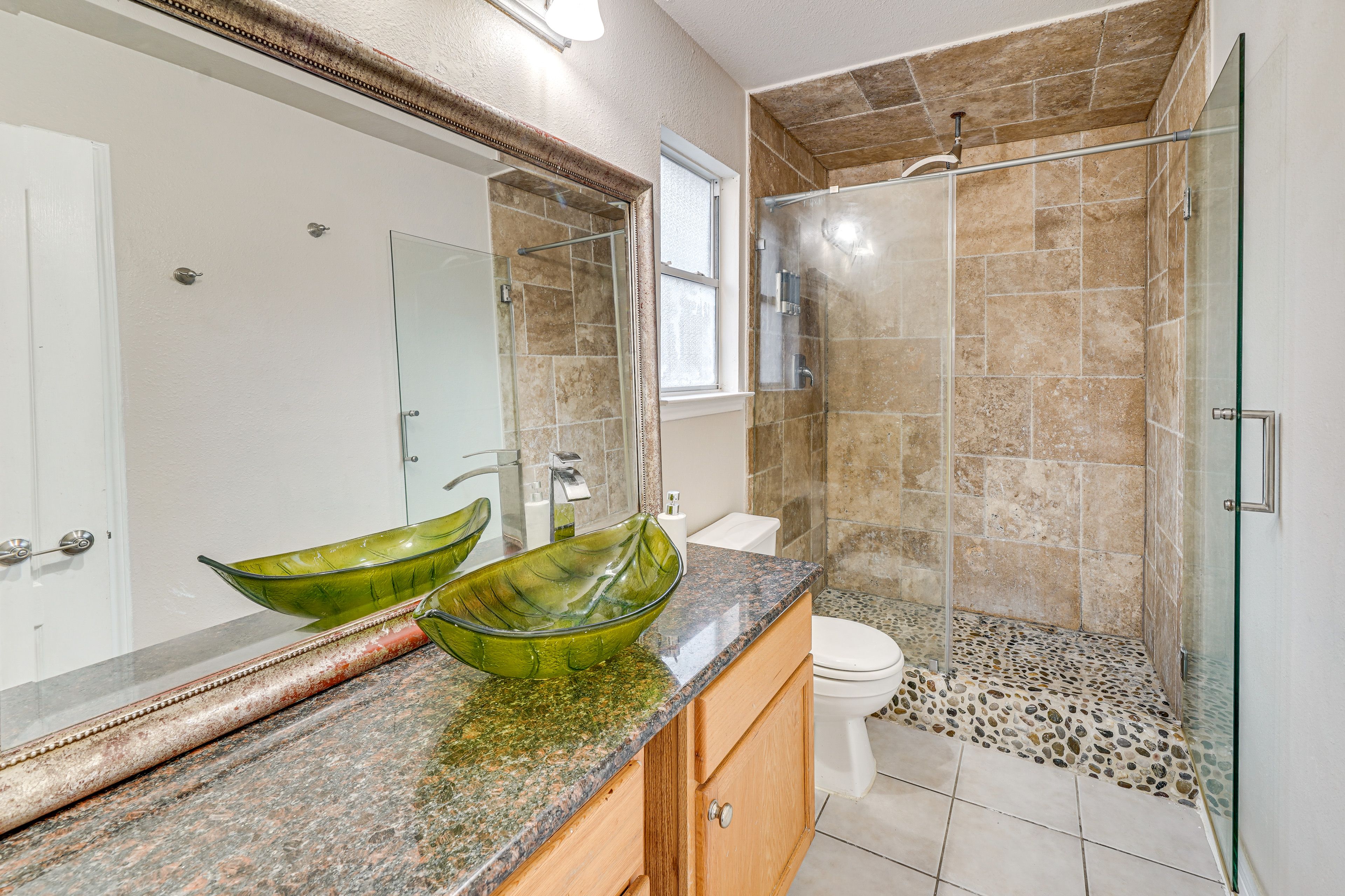 Full Bathroom | Complimentary Toiletries