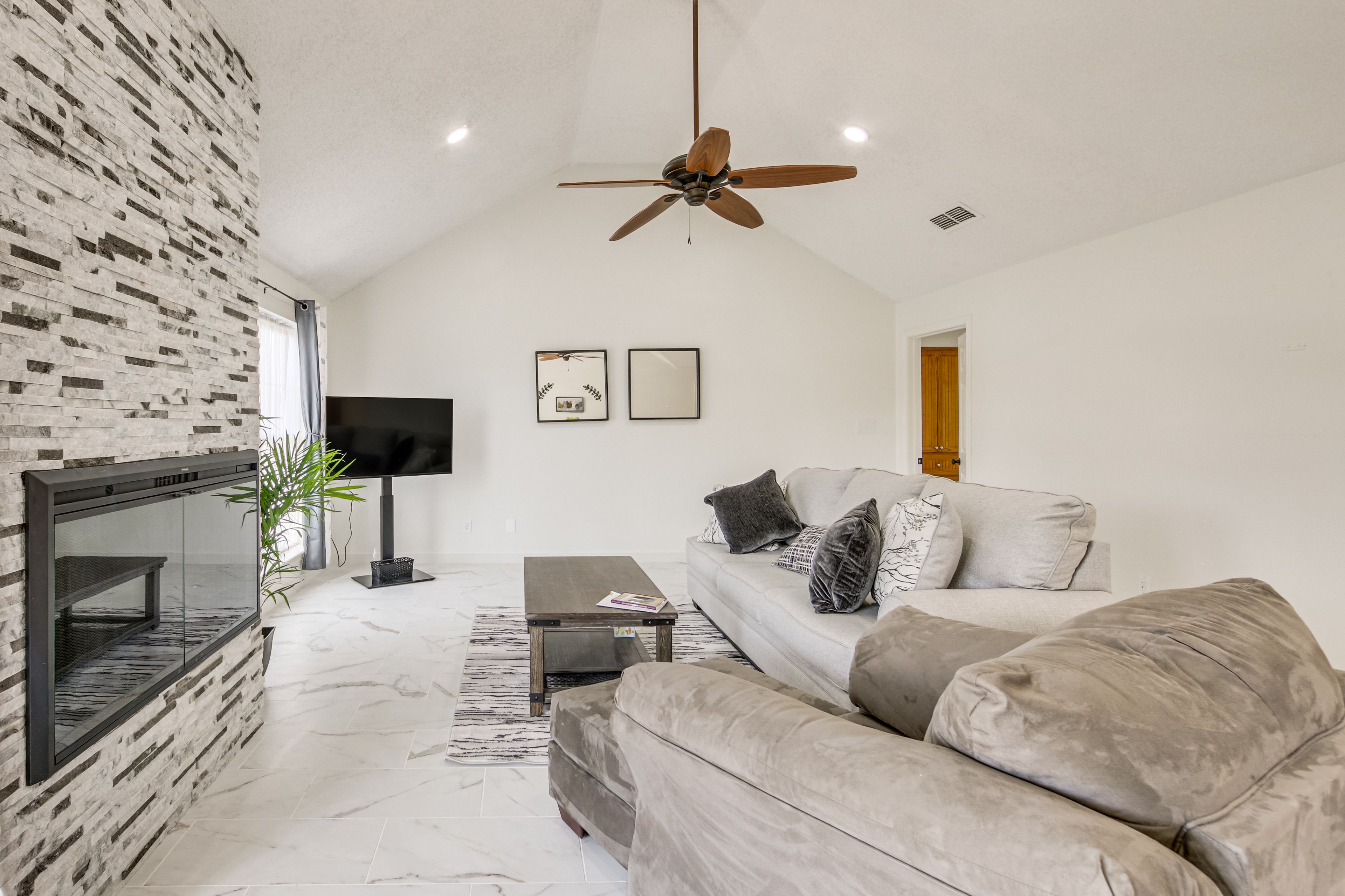 Living Room | Free WiFi | Central A/C & Heating