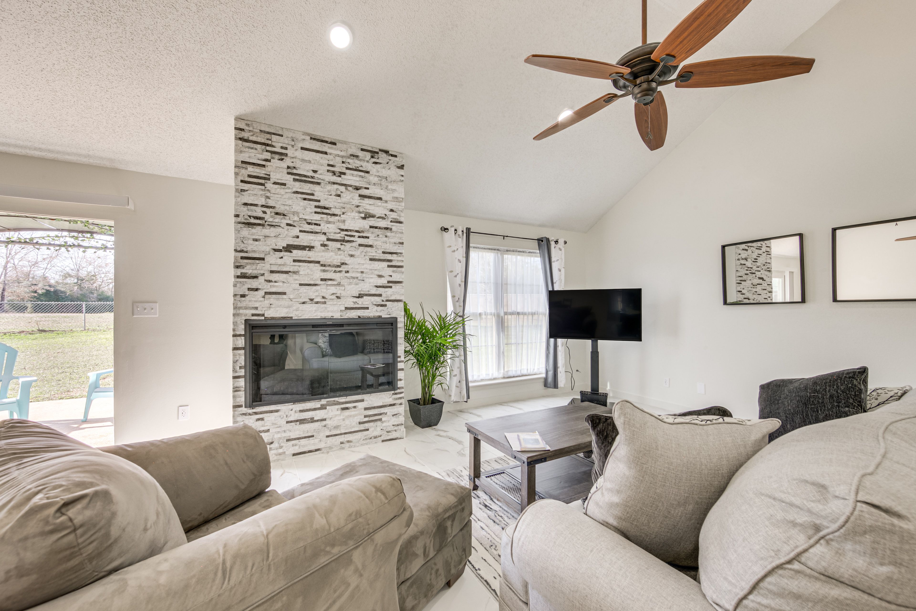 Jacksonville Vacation Rental | 3BR | 2BA | 1,700 Sq Ft | Step-Free Entry