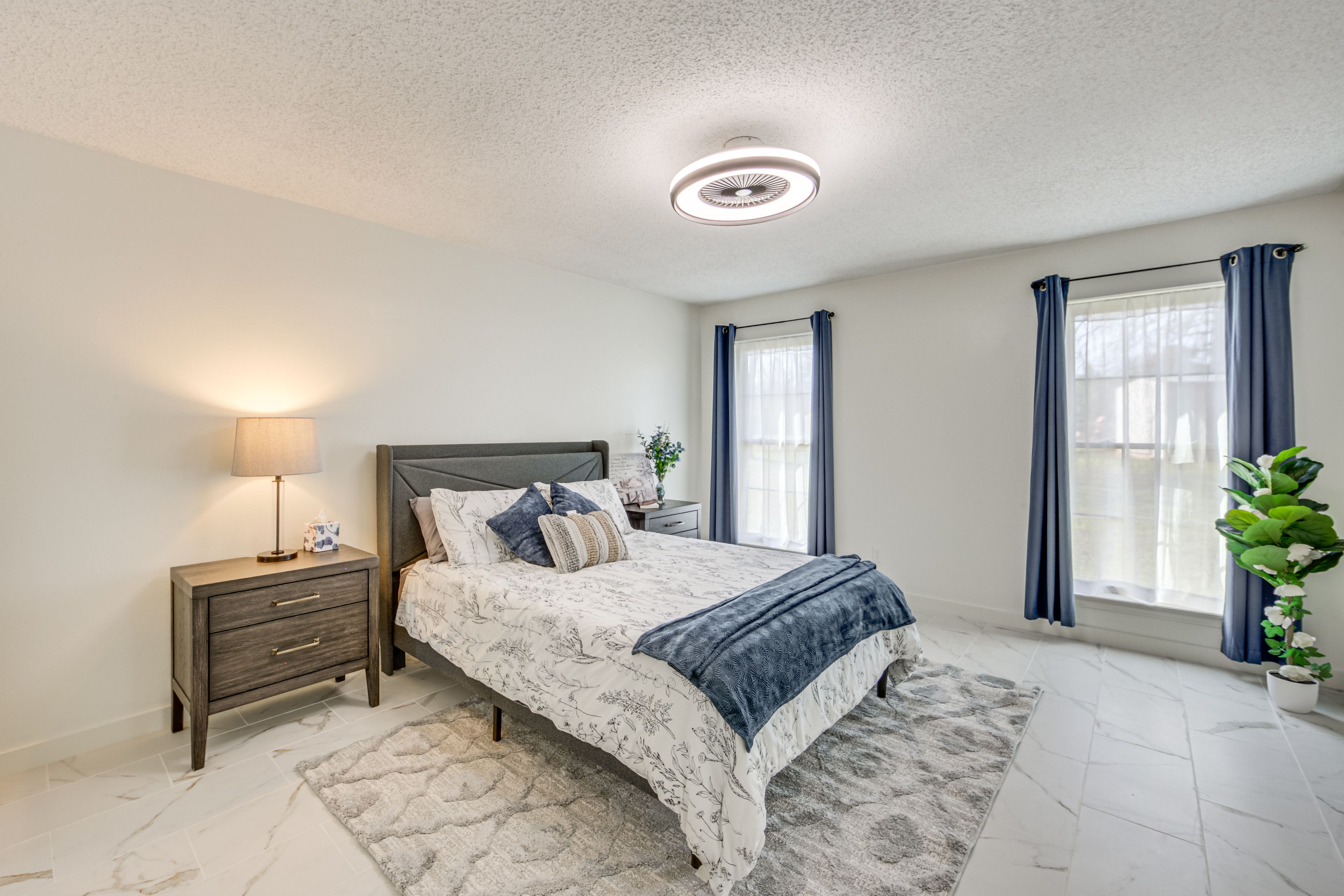 Bedroom 1 | Queen Bed