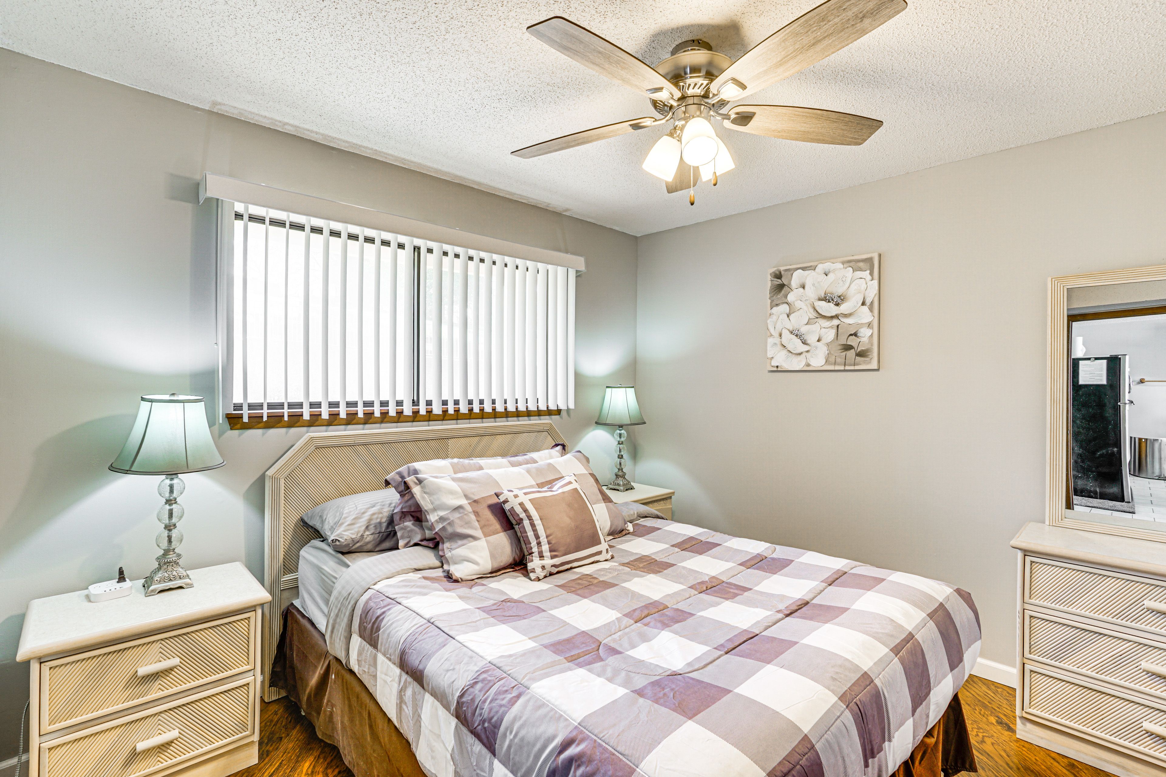 Bedroom 2 | Queen Bed