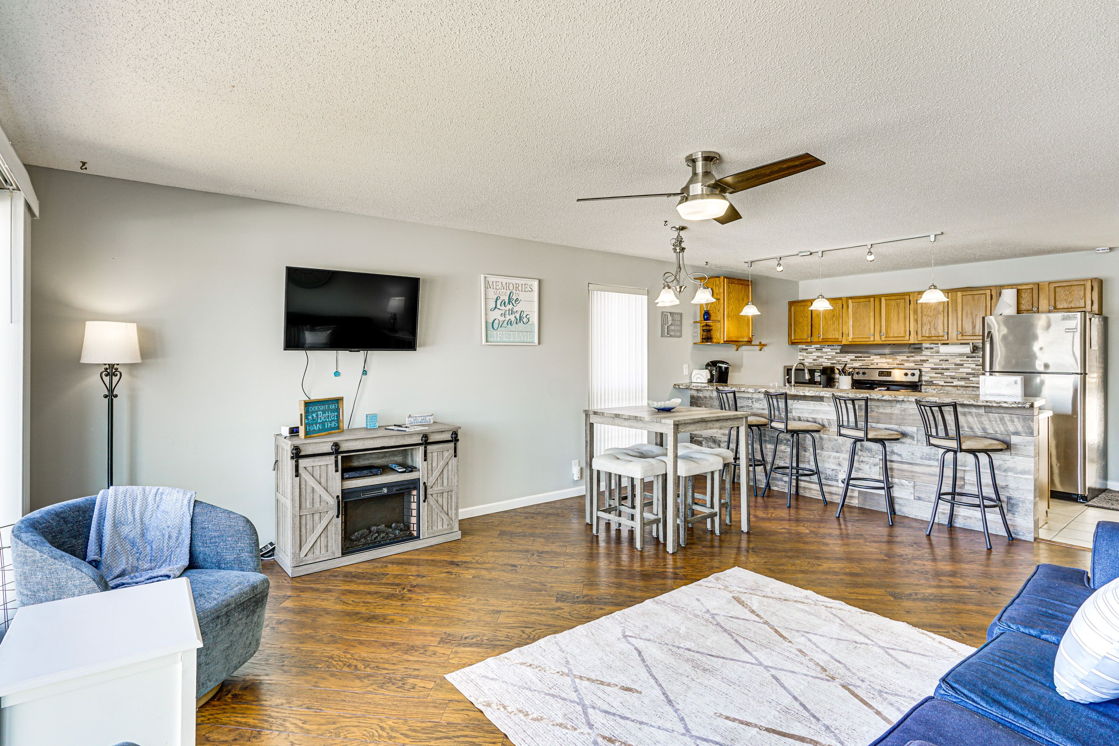 Living Room | Free WiFi | Smart TV | Central A/C | Queen Sleeper Sofa