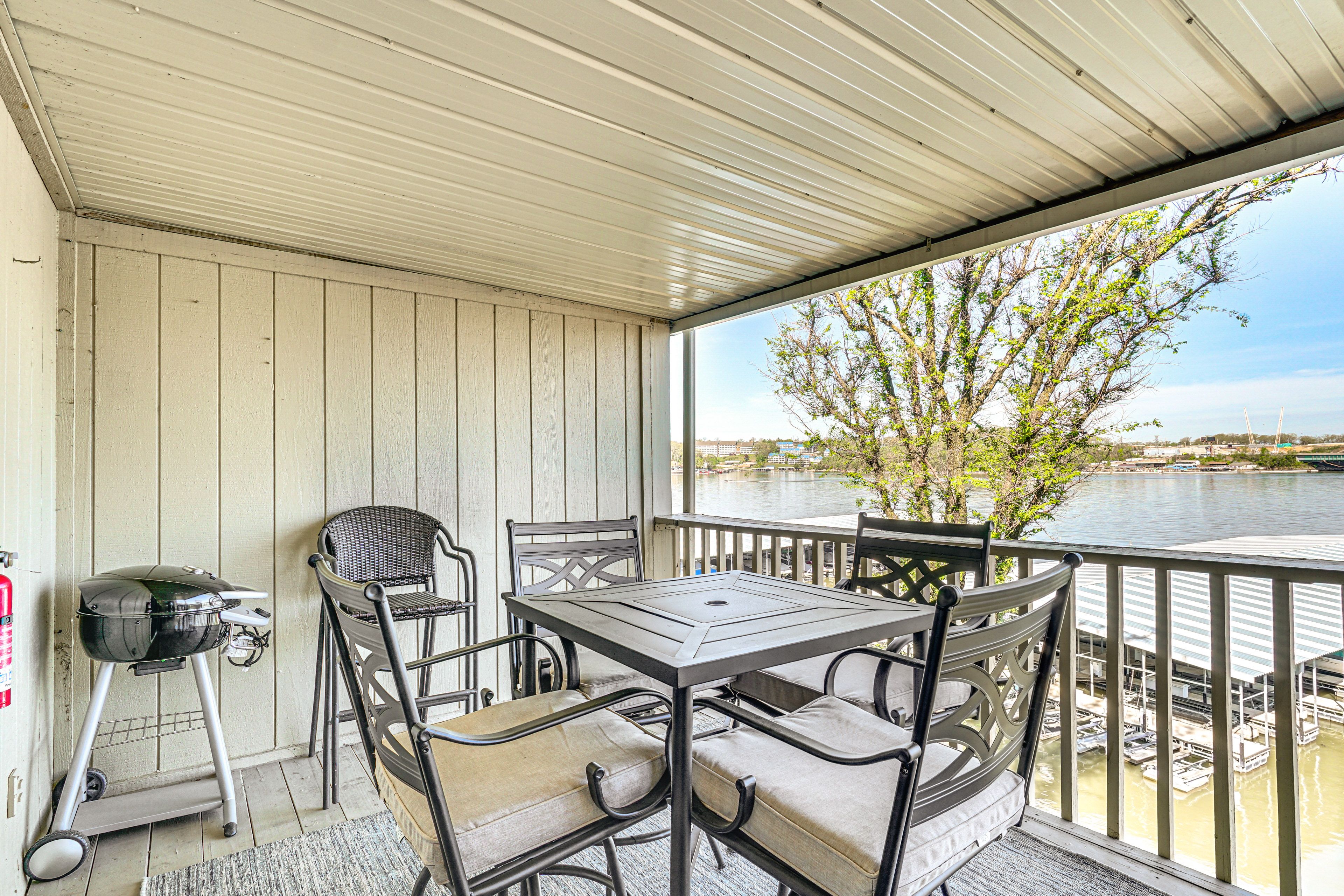 Osage Beach Vacation Rental | 2BR | 2BA | 950 Sq Ft | 5 Steps Required