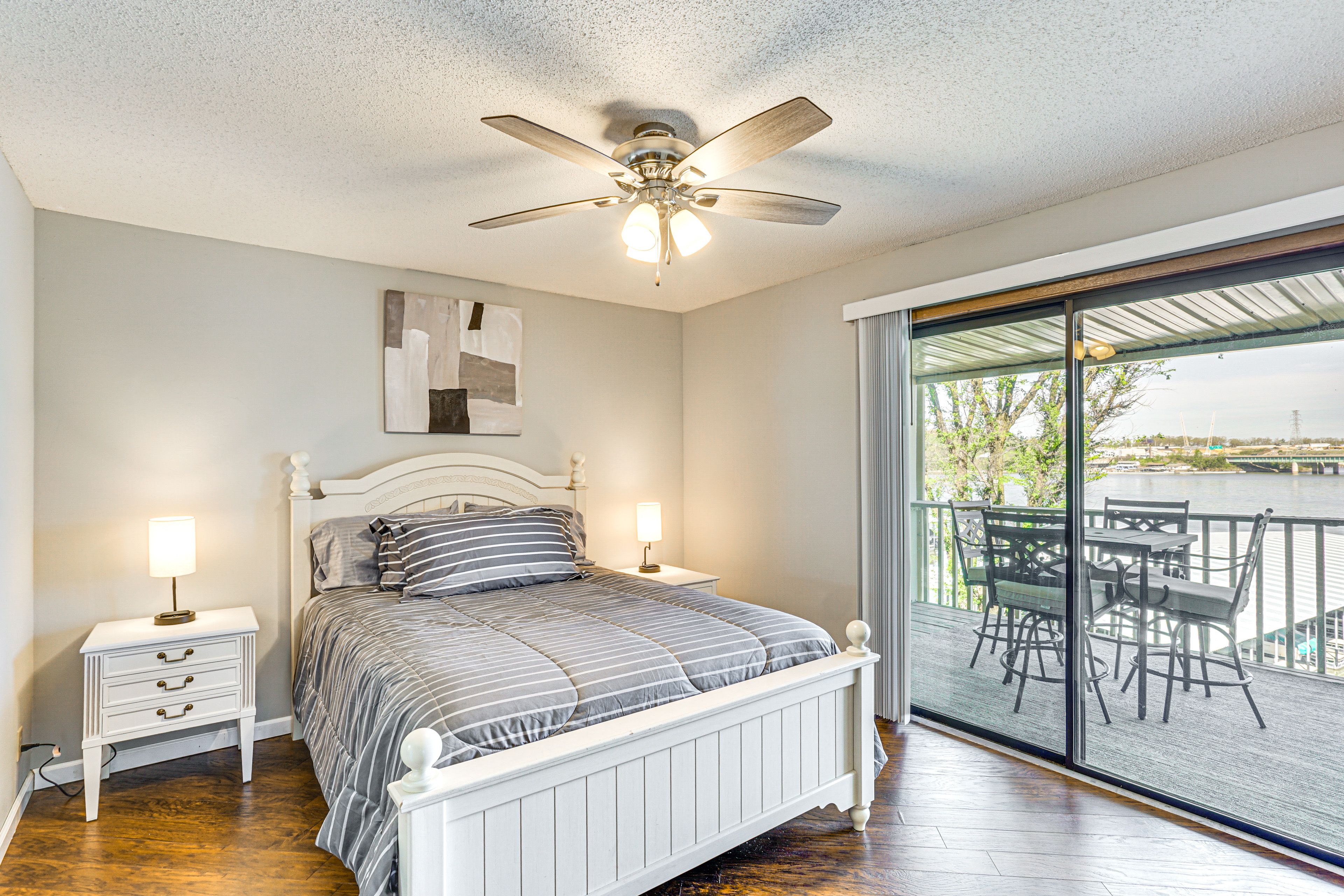 Bedroom 1 | Queen Bed