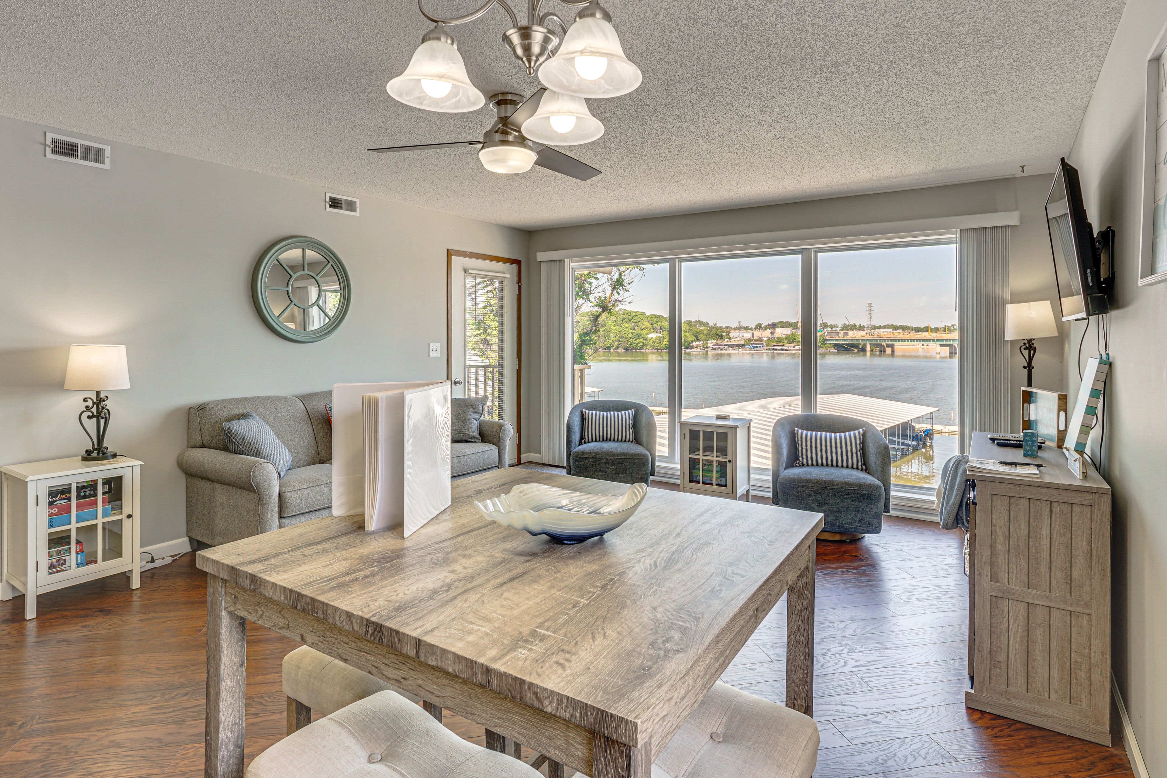 Osage Beach Vacation Rental | 2BR | 2BA | 950 Sq Ft | 5 Steps Required