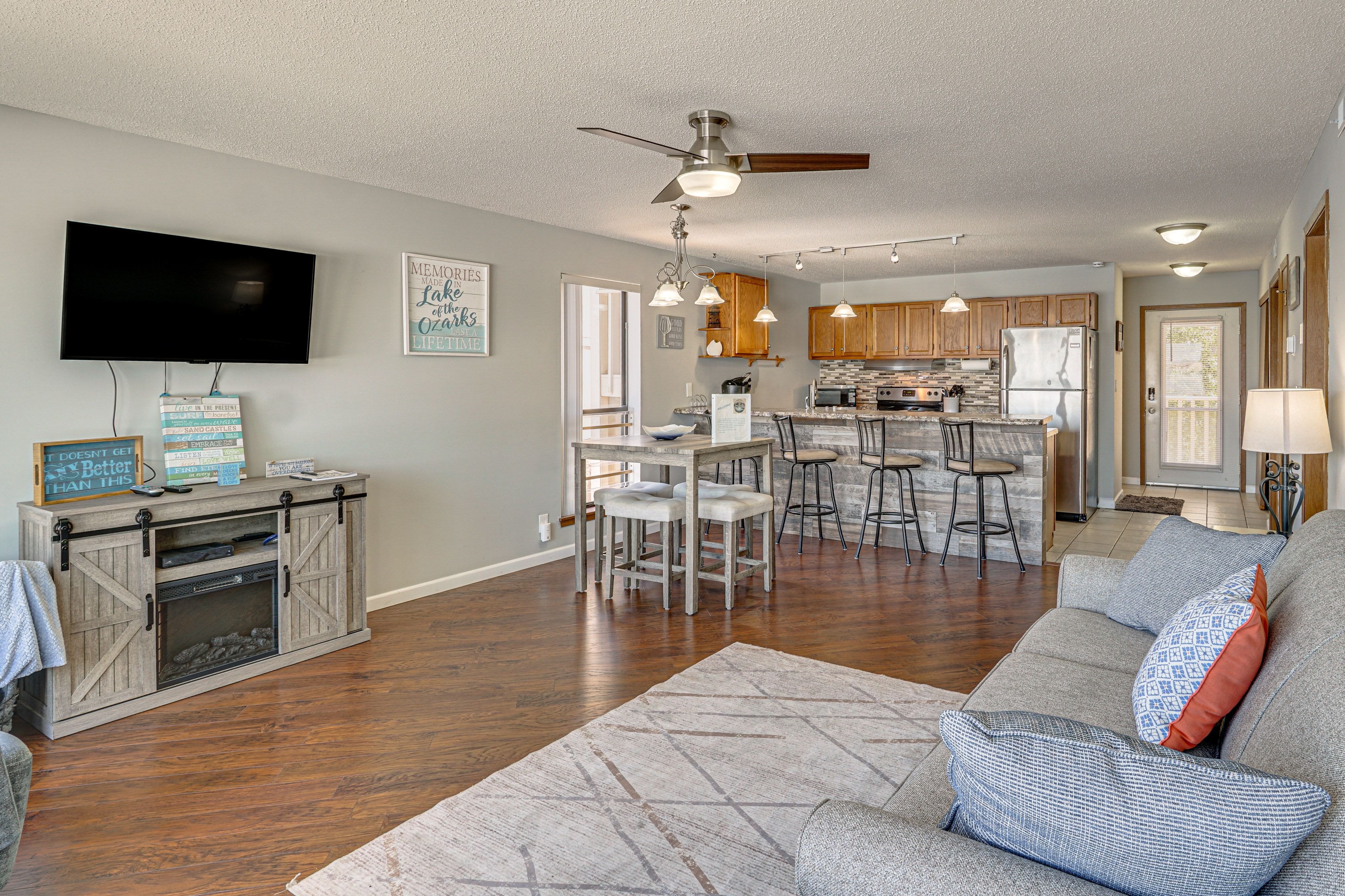 Living Room | Free WiFi | Smart TV | Central A/C | Queen Sleeper Sofa