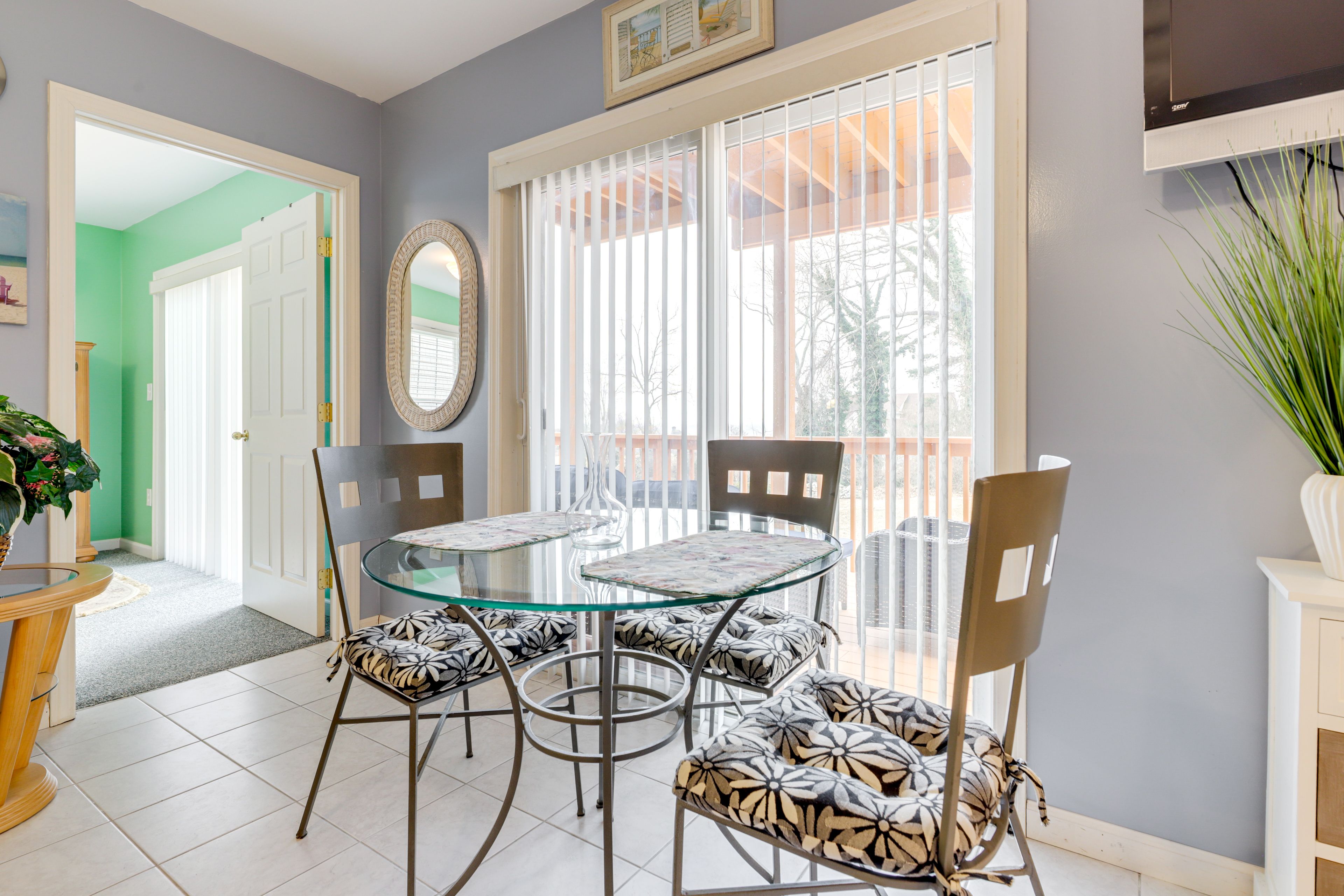 Dining Area | Dishware/Flatware Provided