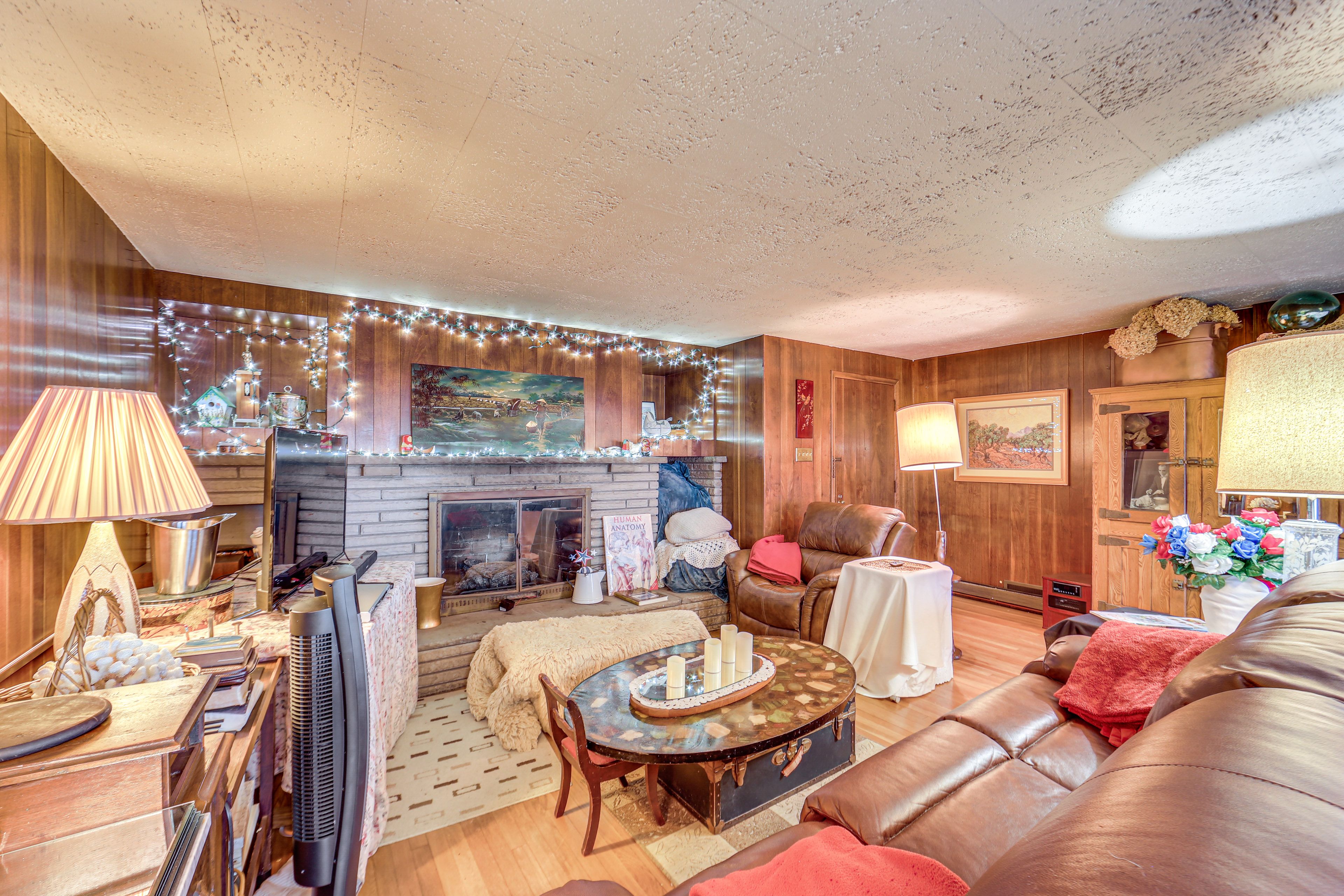 Living Room | 1st Floor | Smart TV | Free WiFi | Fireplace | Keyboard