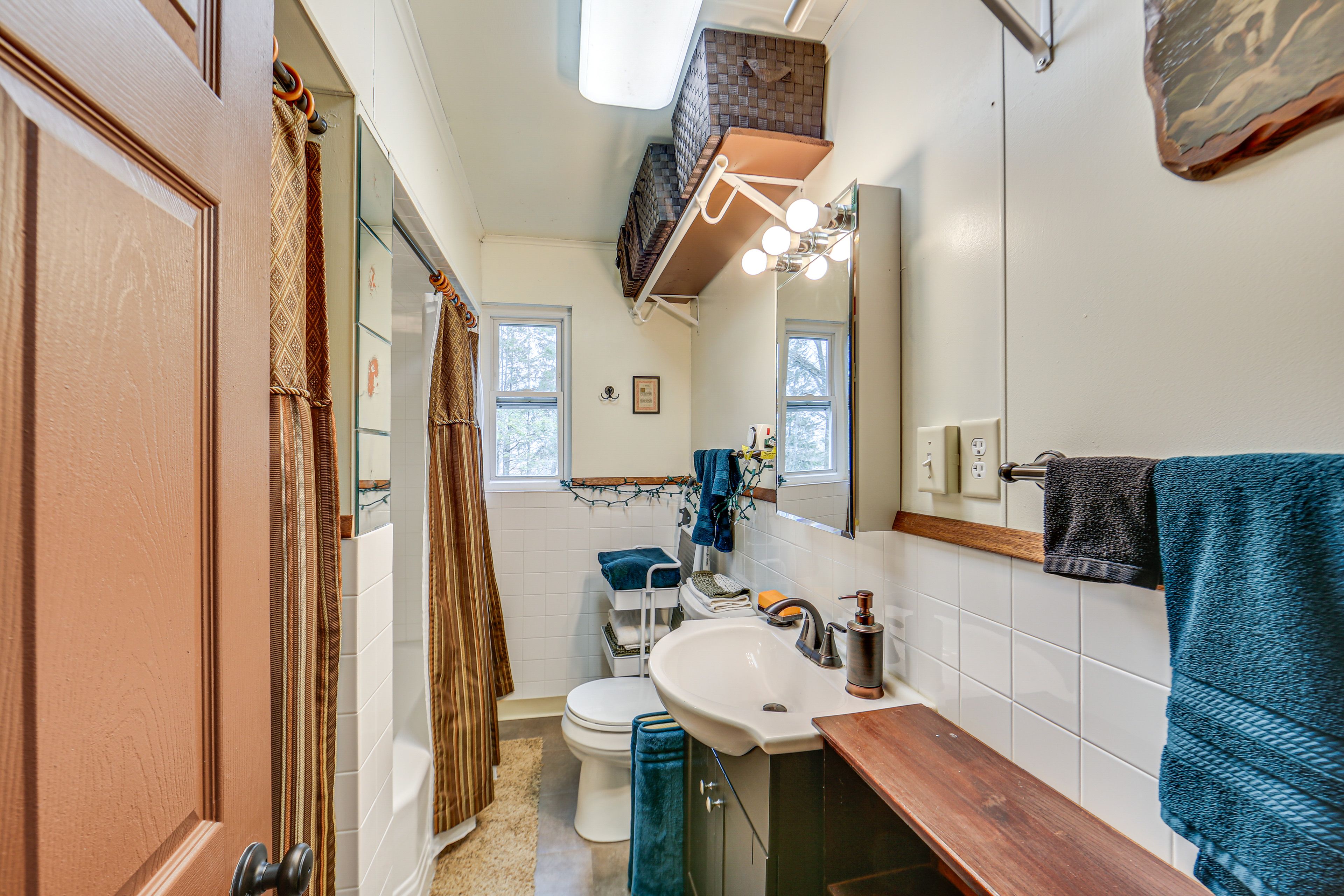 Full Bathroom | 2nd Floor
