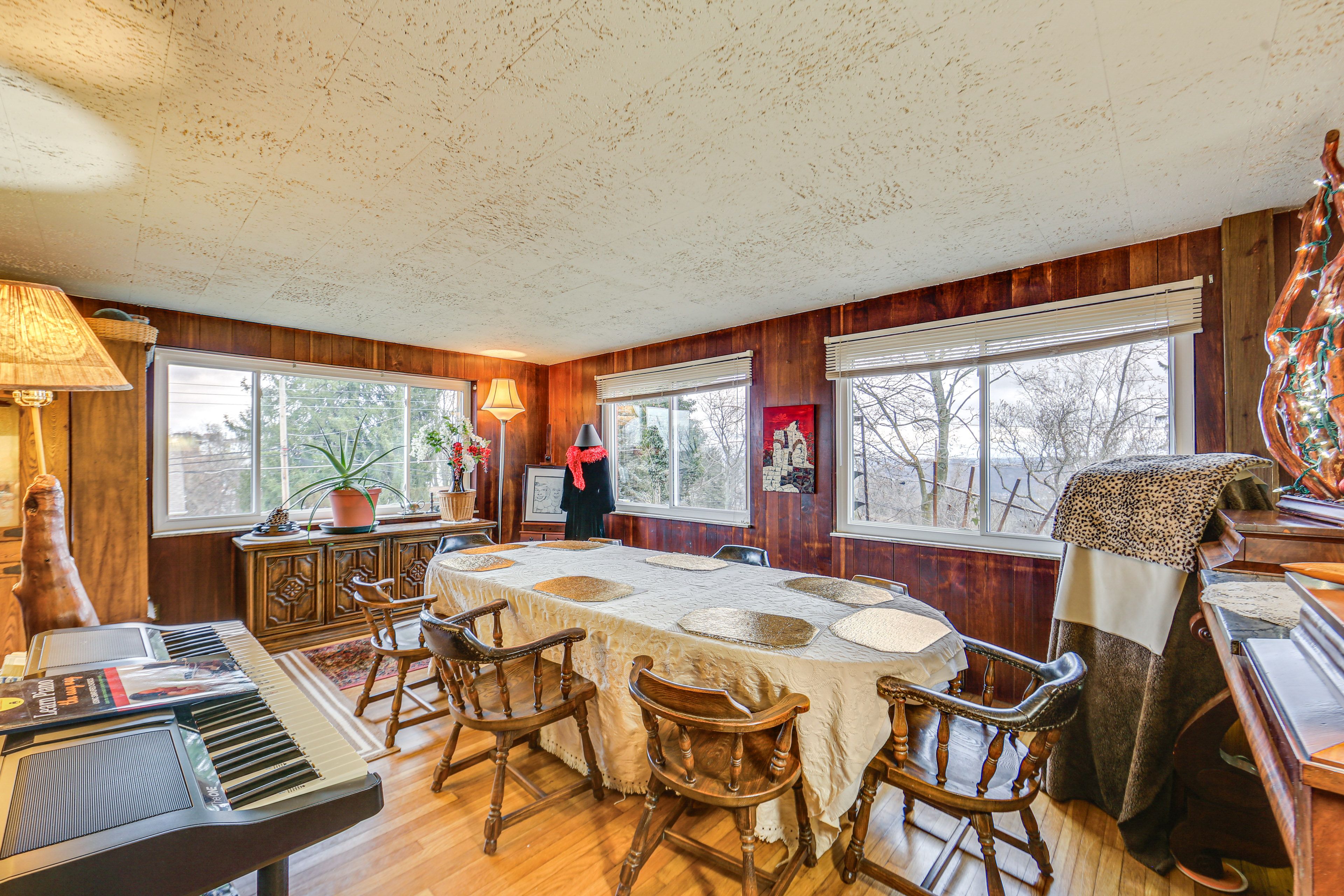 West Mifflin Vacation Rental | 2BR | 2BA | 2,500 Sq Ft | Stairs Required