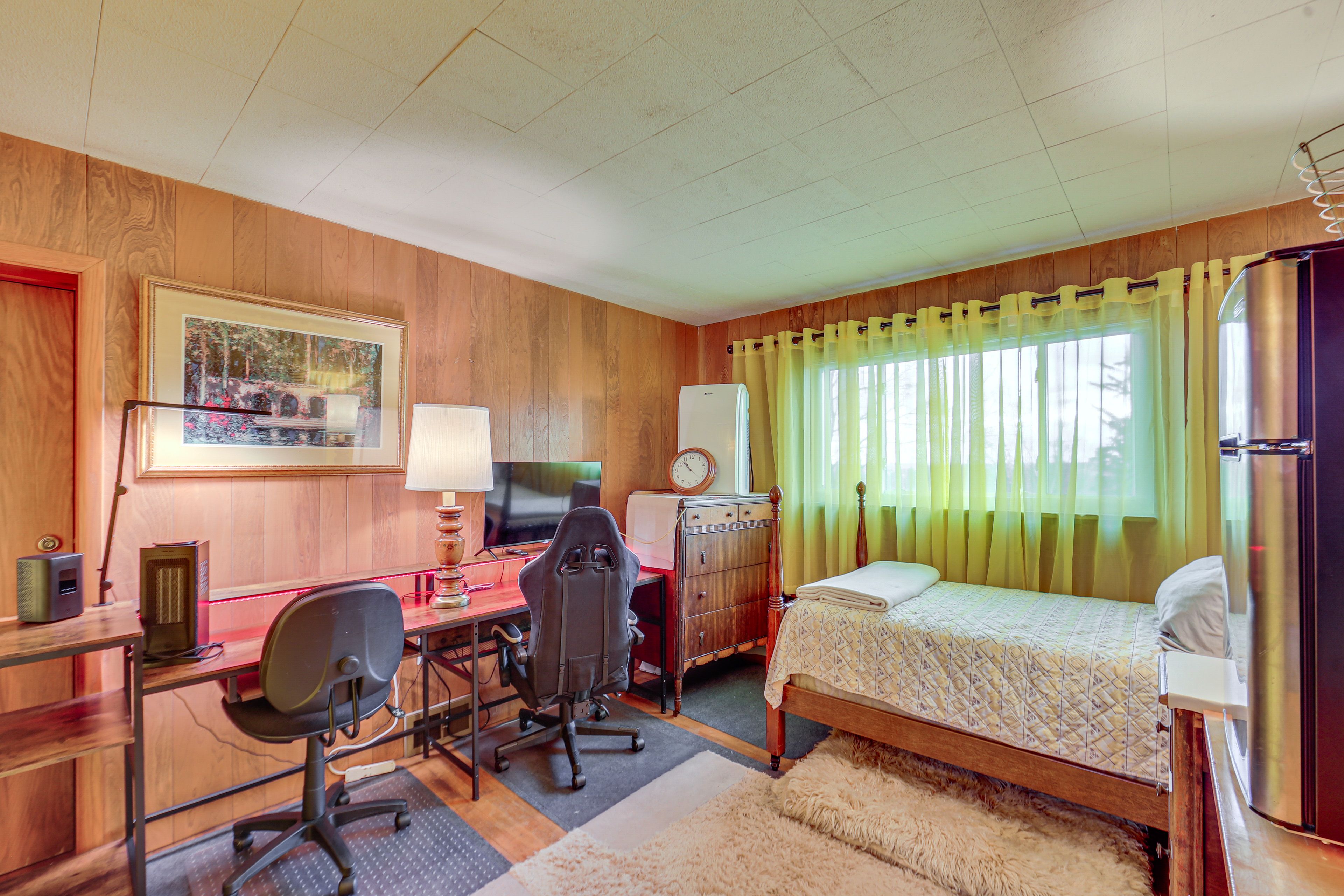 Bedroom 2 | 2nd Floor | Twin Bed | Smart TV | Office Desk | Linens Provided