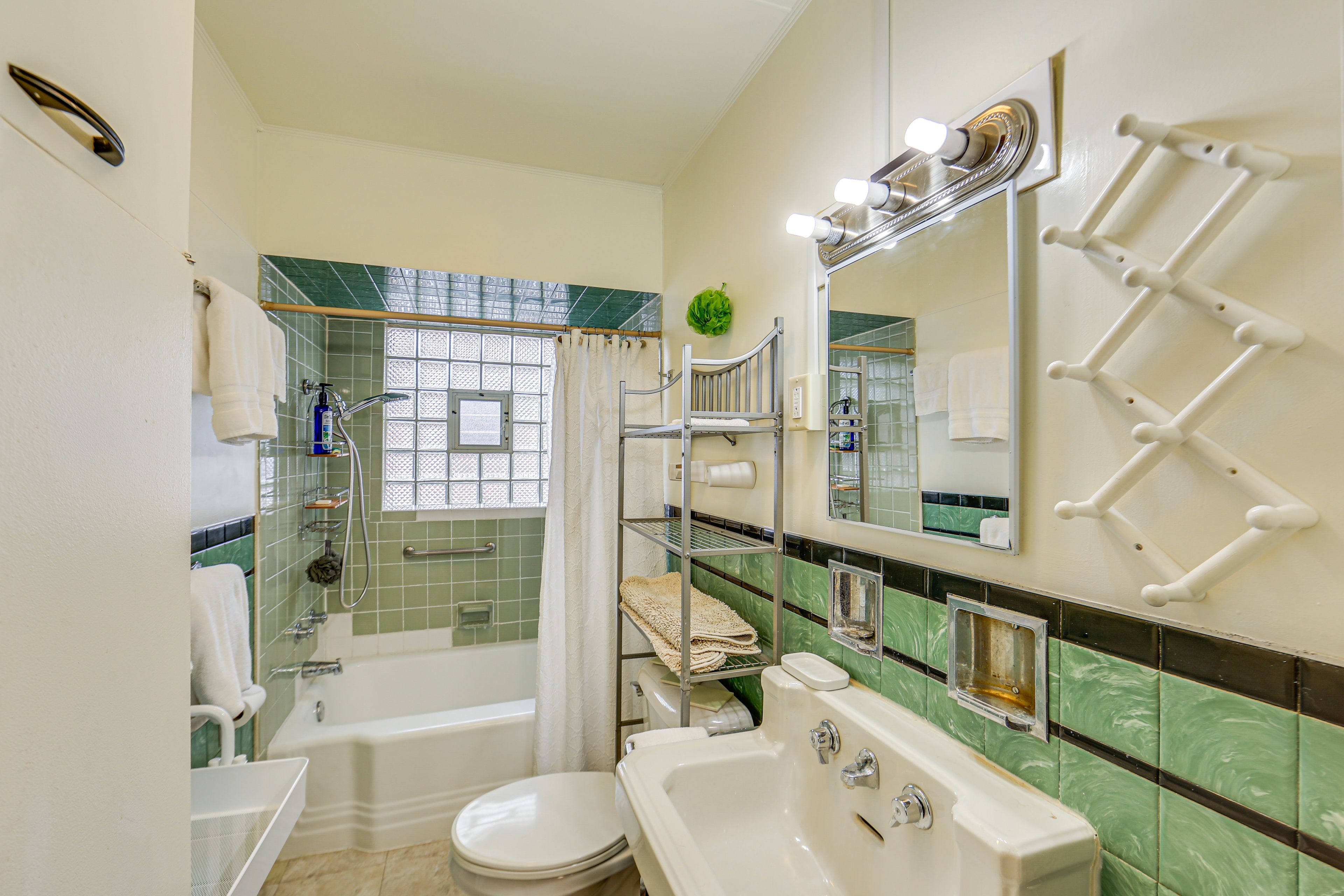 Full Bathroom | 2nd Floor | Towels Provided | Hair Dryer