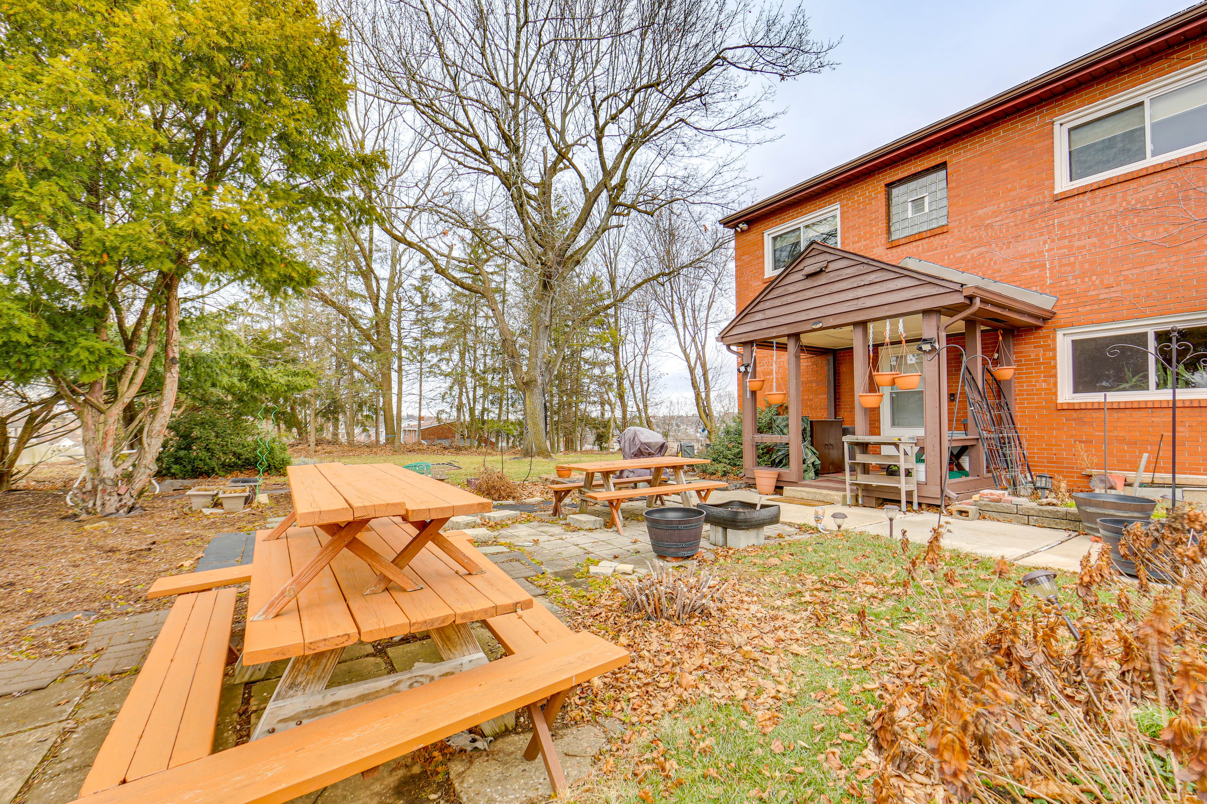 Shared Yard | Picnic Tables | 8 Mi to the University of Pittsburgh