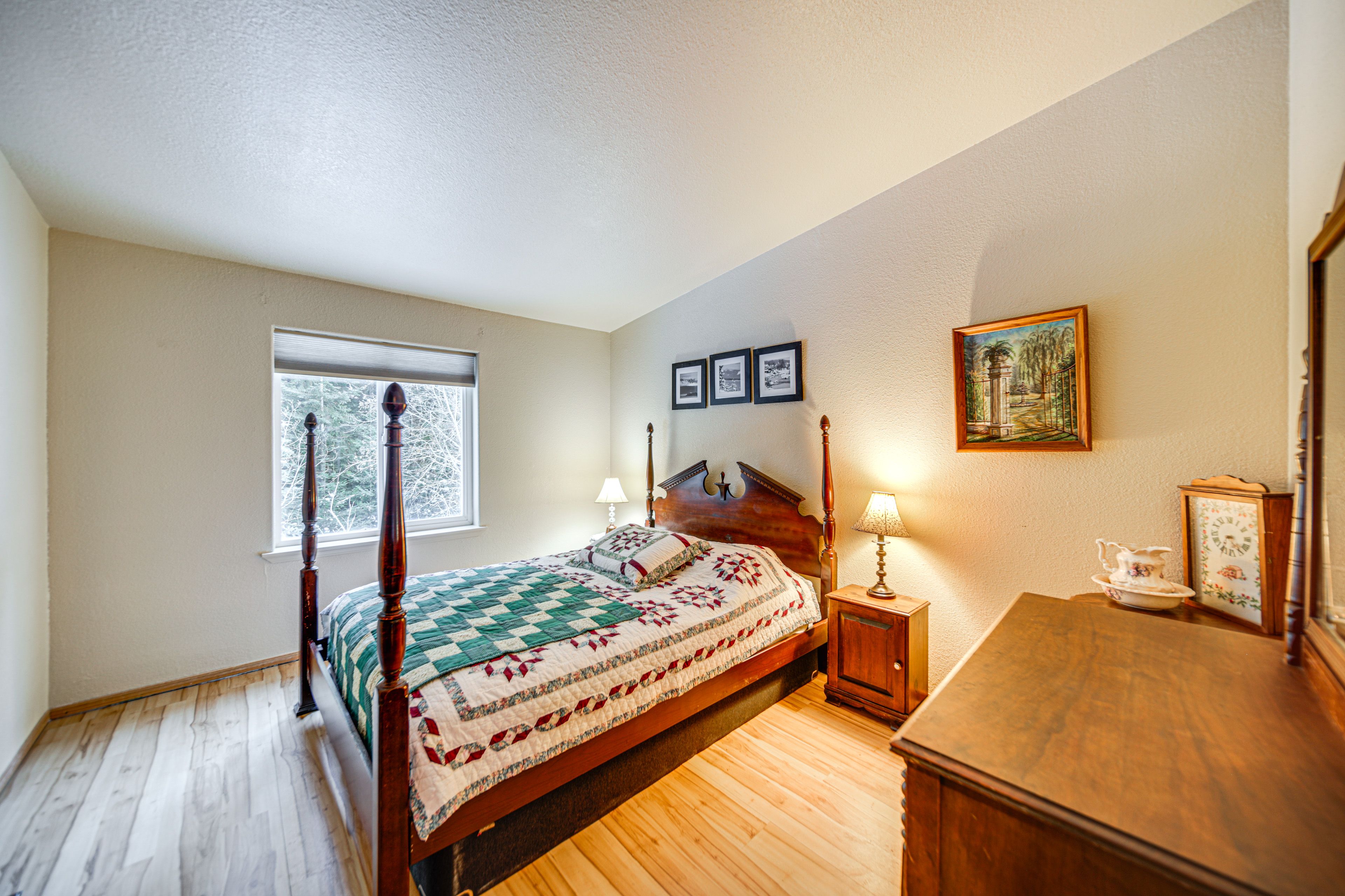 Bedroom 3 | Queen Bed