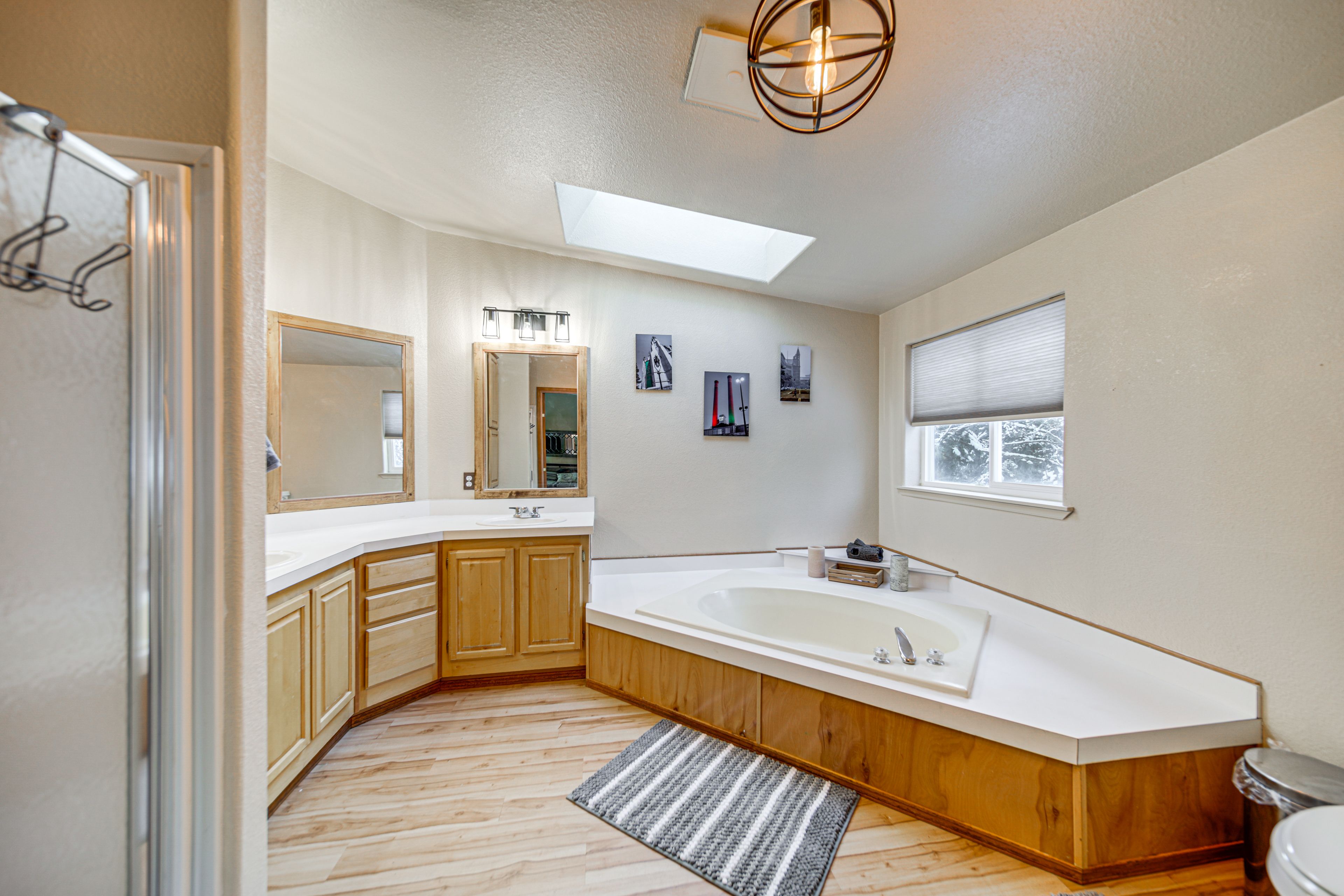 En-Suite Bathroom | Towels Provided | Soaking Tub