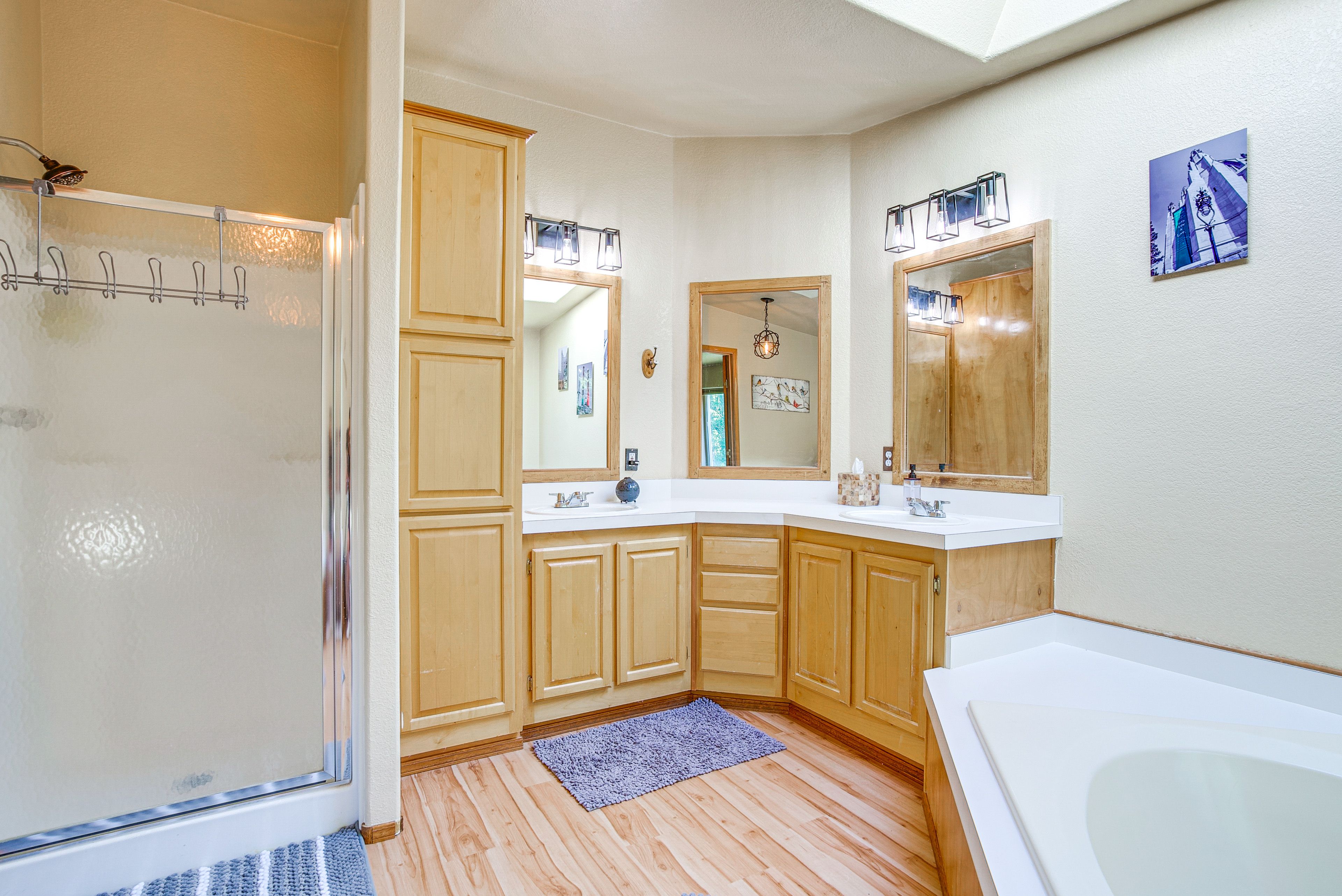En-Suite Bathroom | Towels Provided | Soaking Tub
