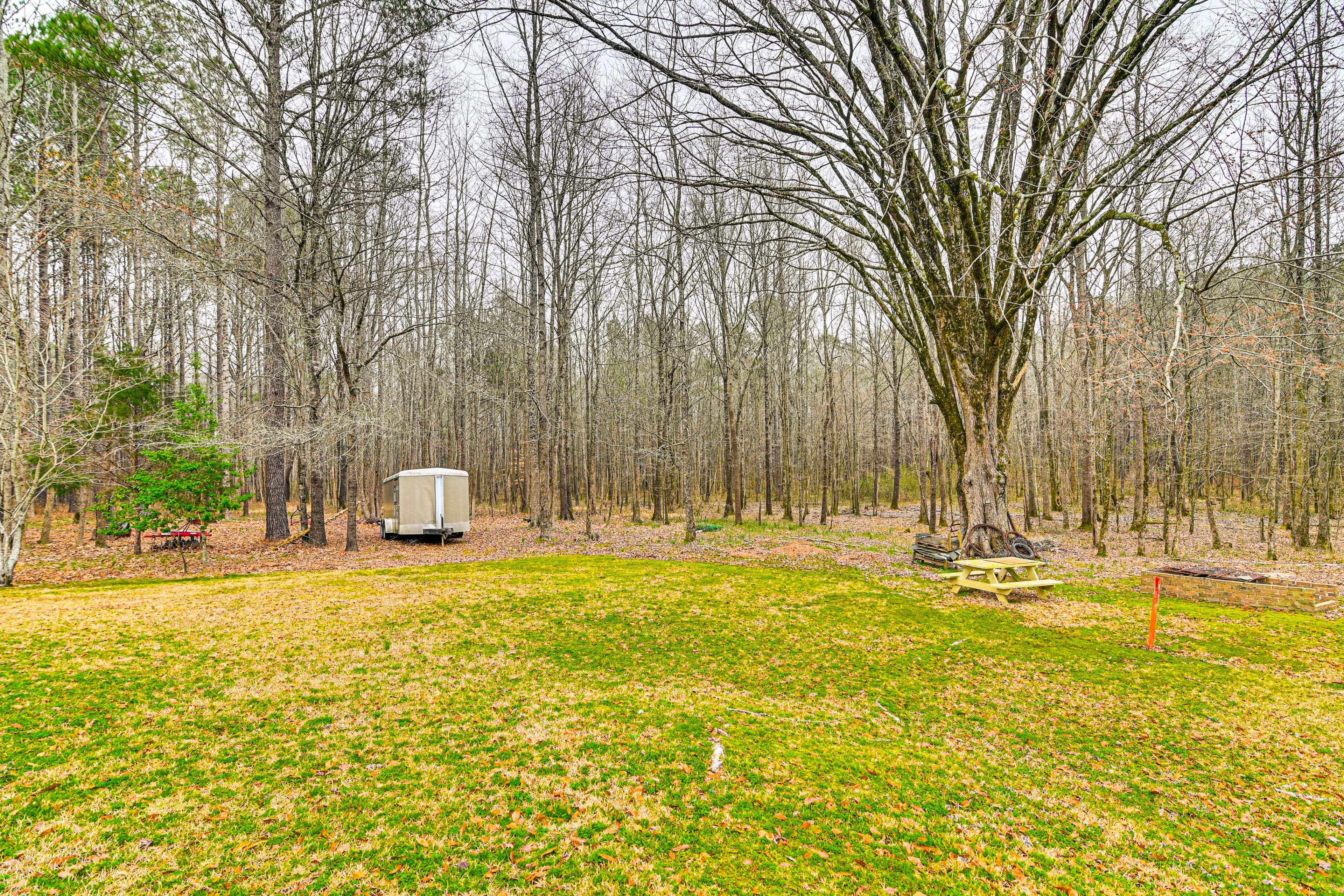 Exterior | Spacious yard