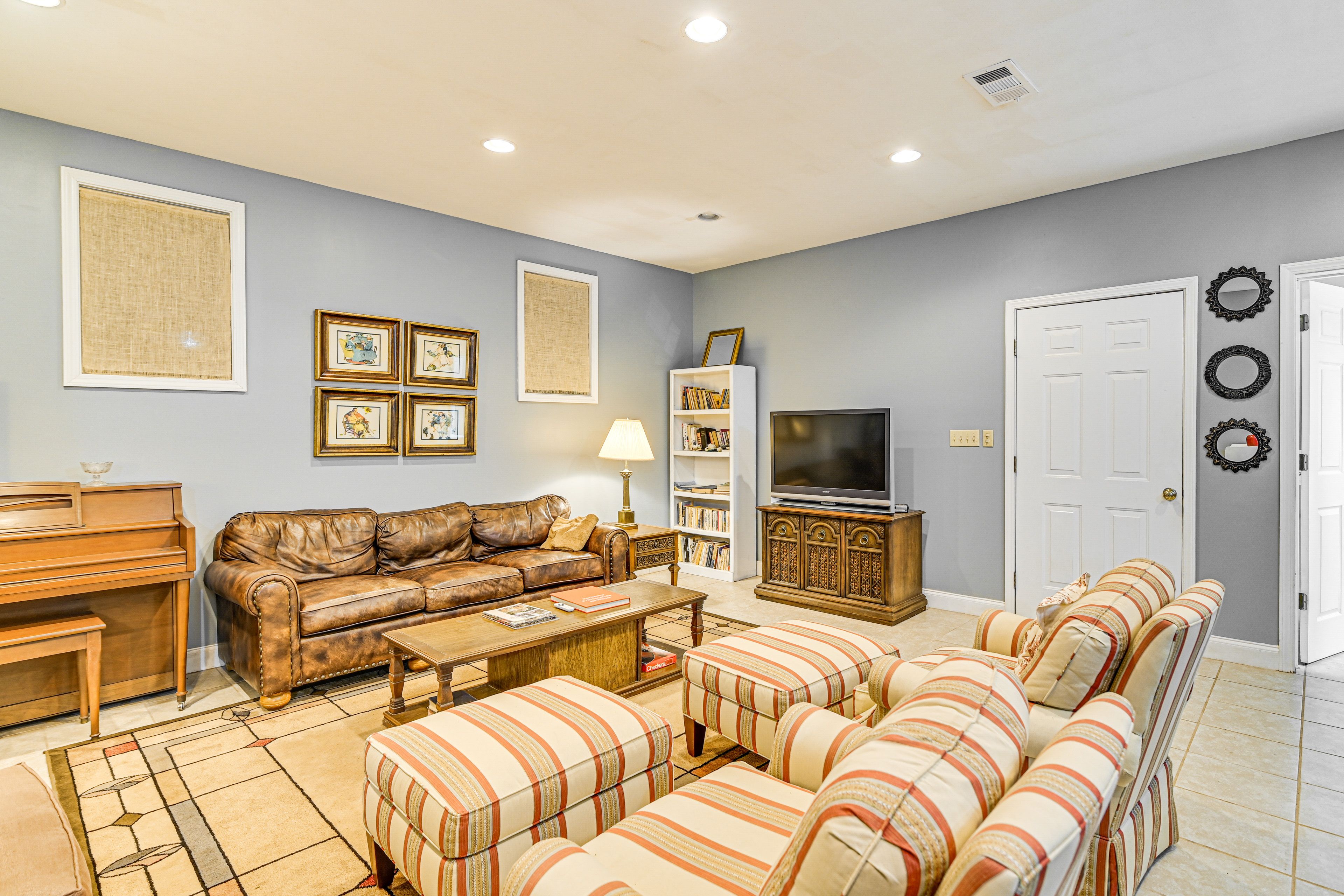 Living Room | Central Heating & Air Conditioning | Free WiFi