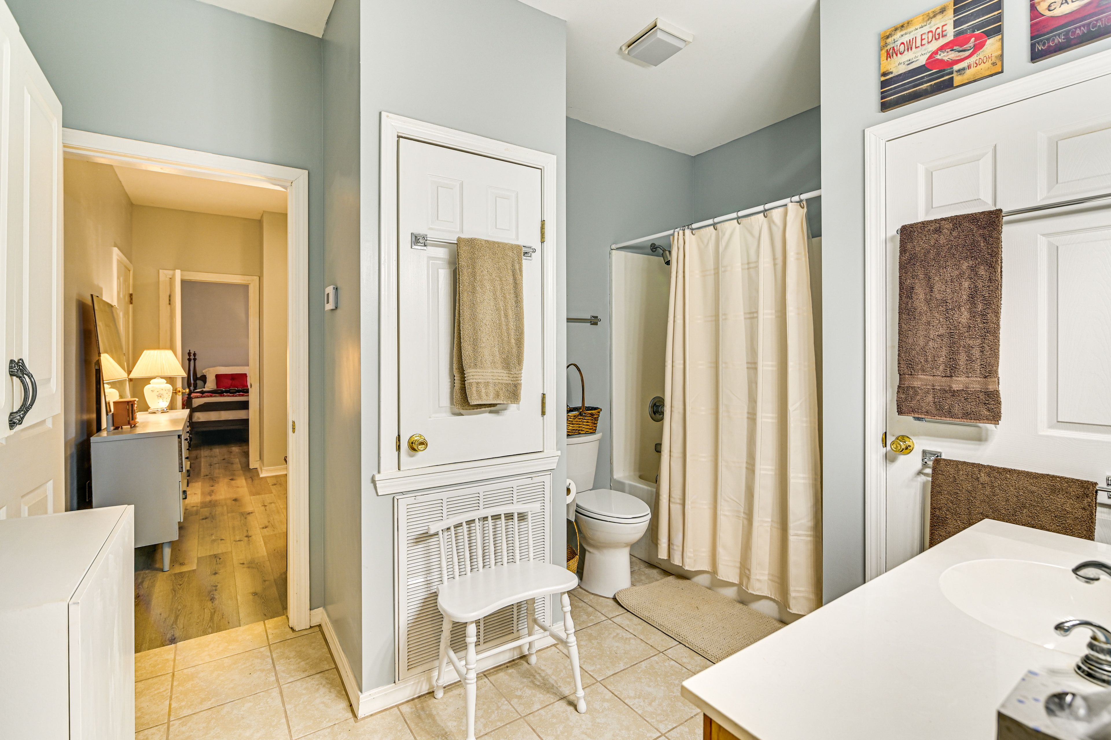Full Bathroom | Towels Provided | Complimentary Toiletries