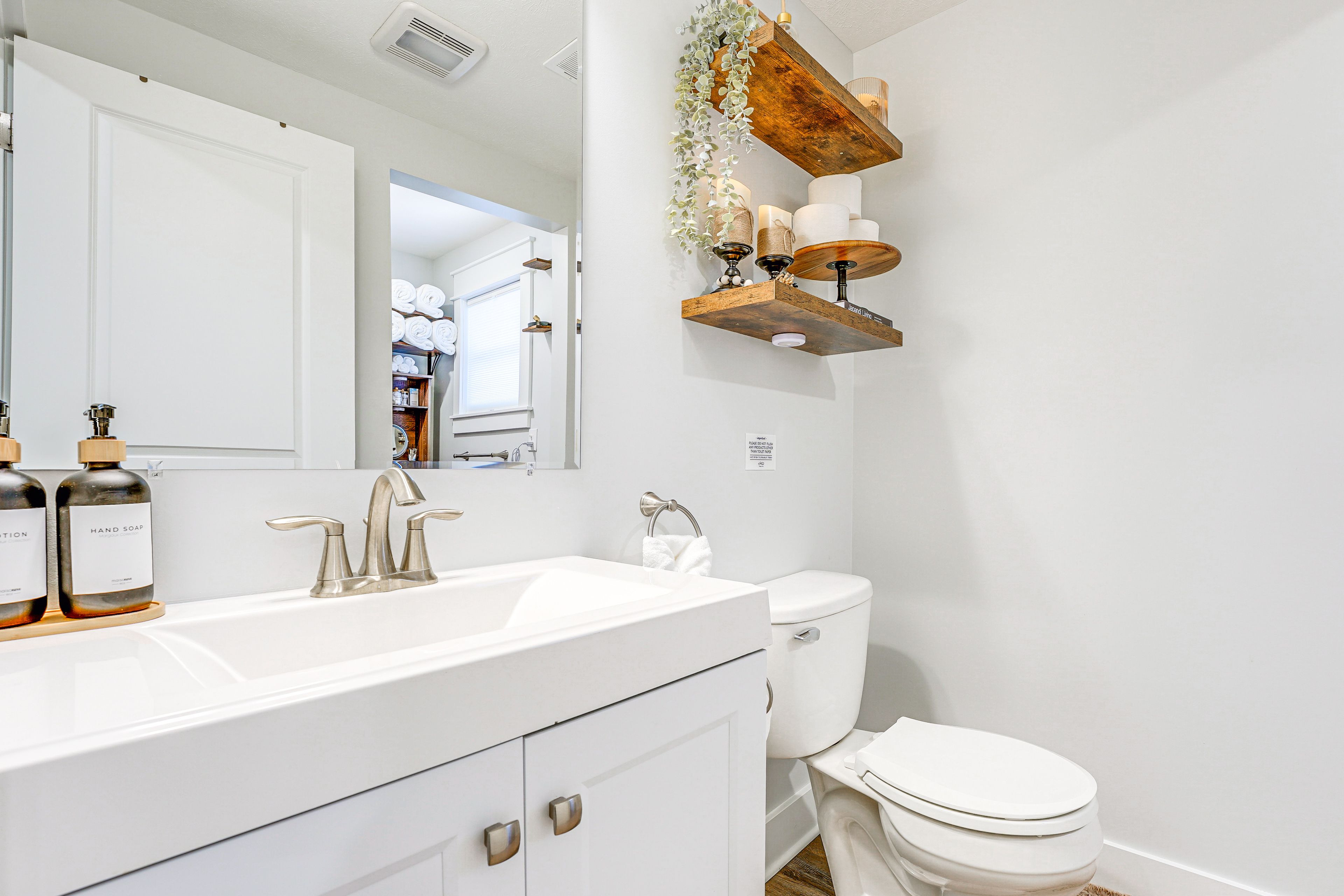 Full Bathroom | Towels Provided | Complimentary Toiletries