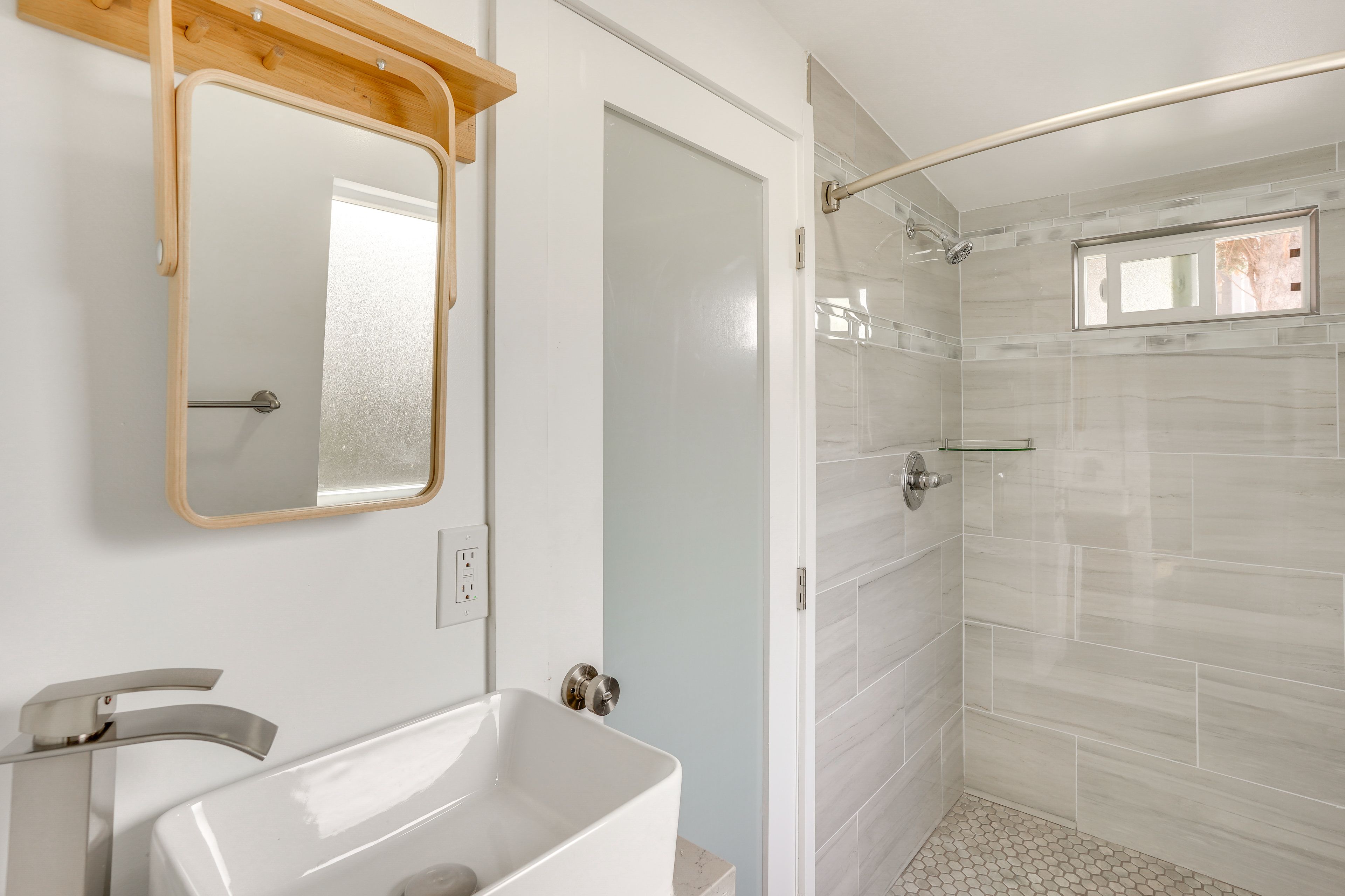 Full Bathroom | Towels Provided