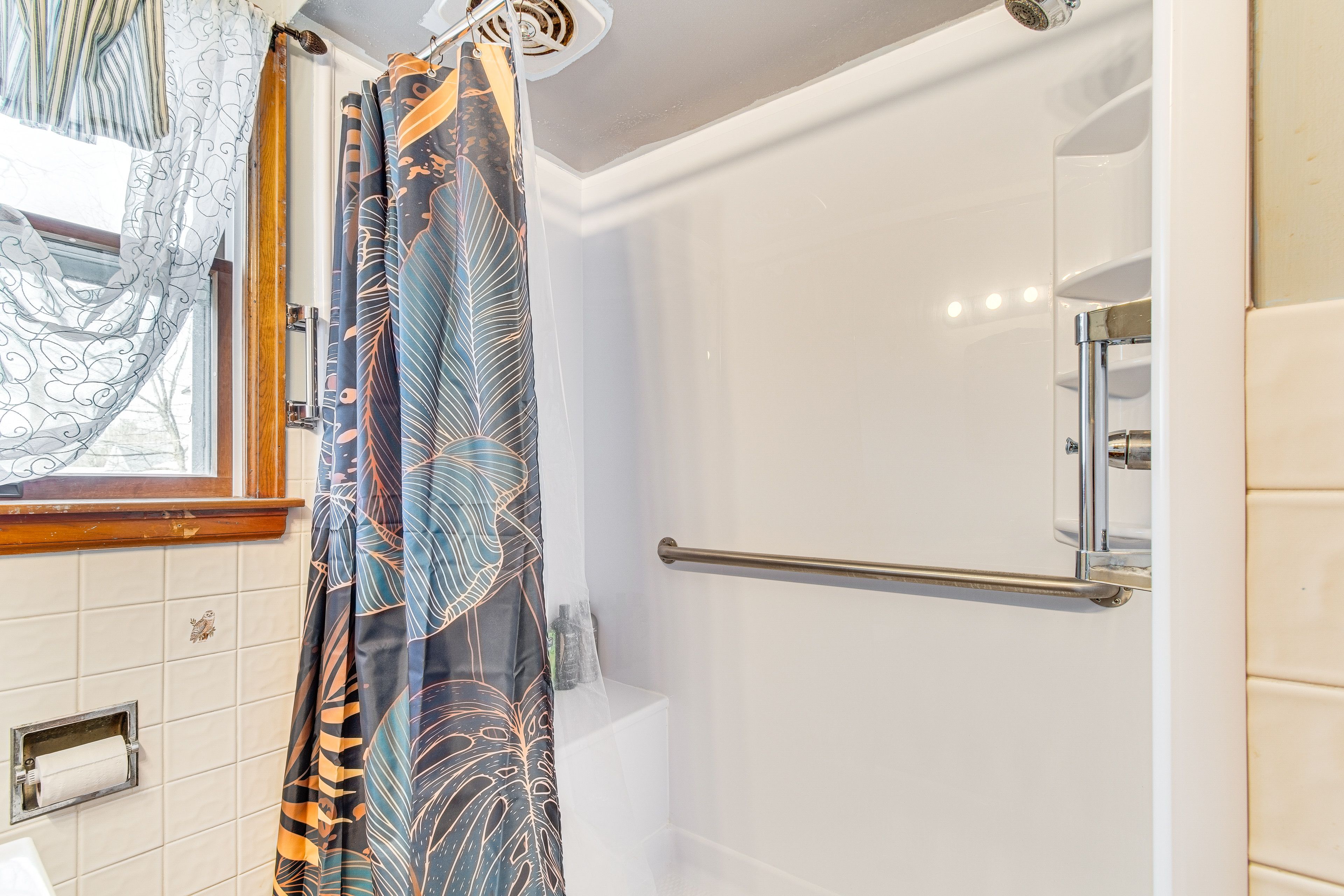 Full Bathroom | 1st Floor | Towels Provided
