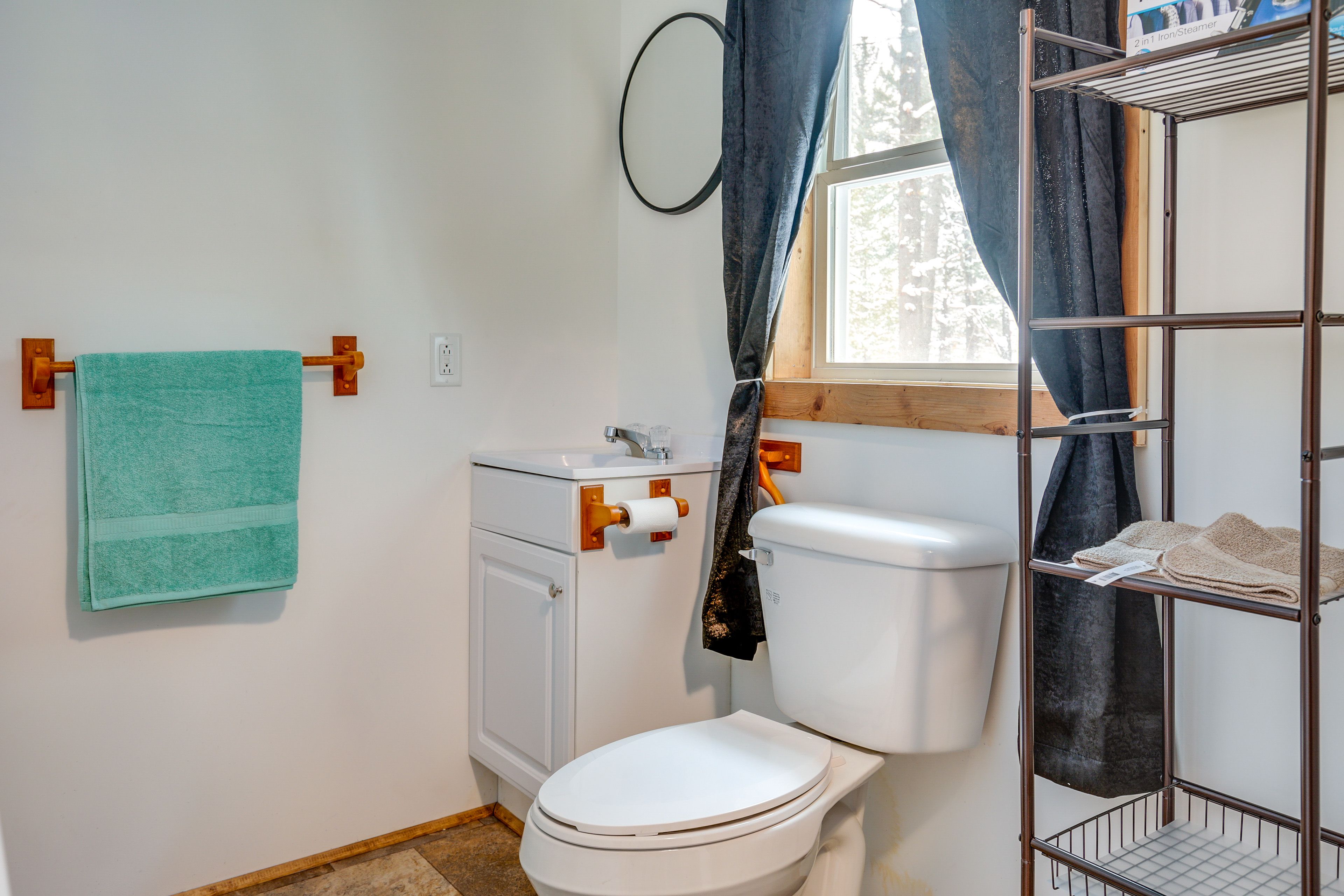 Full Bathroom | Towels Provided | Laundry