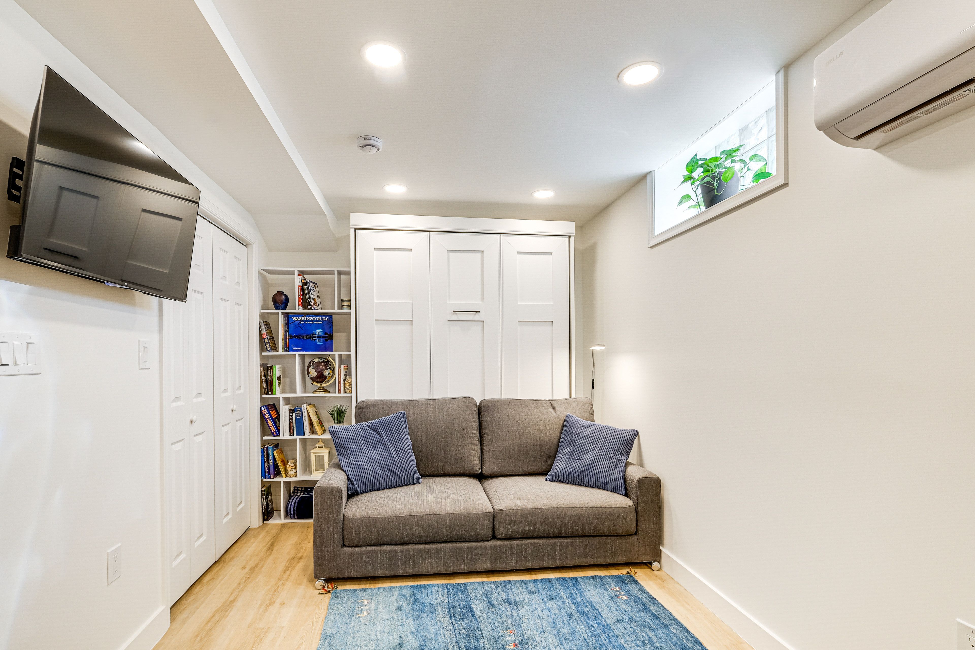Studio | Queen Murphy Bed | Smart TV | Central Air Conditioning/Heat
