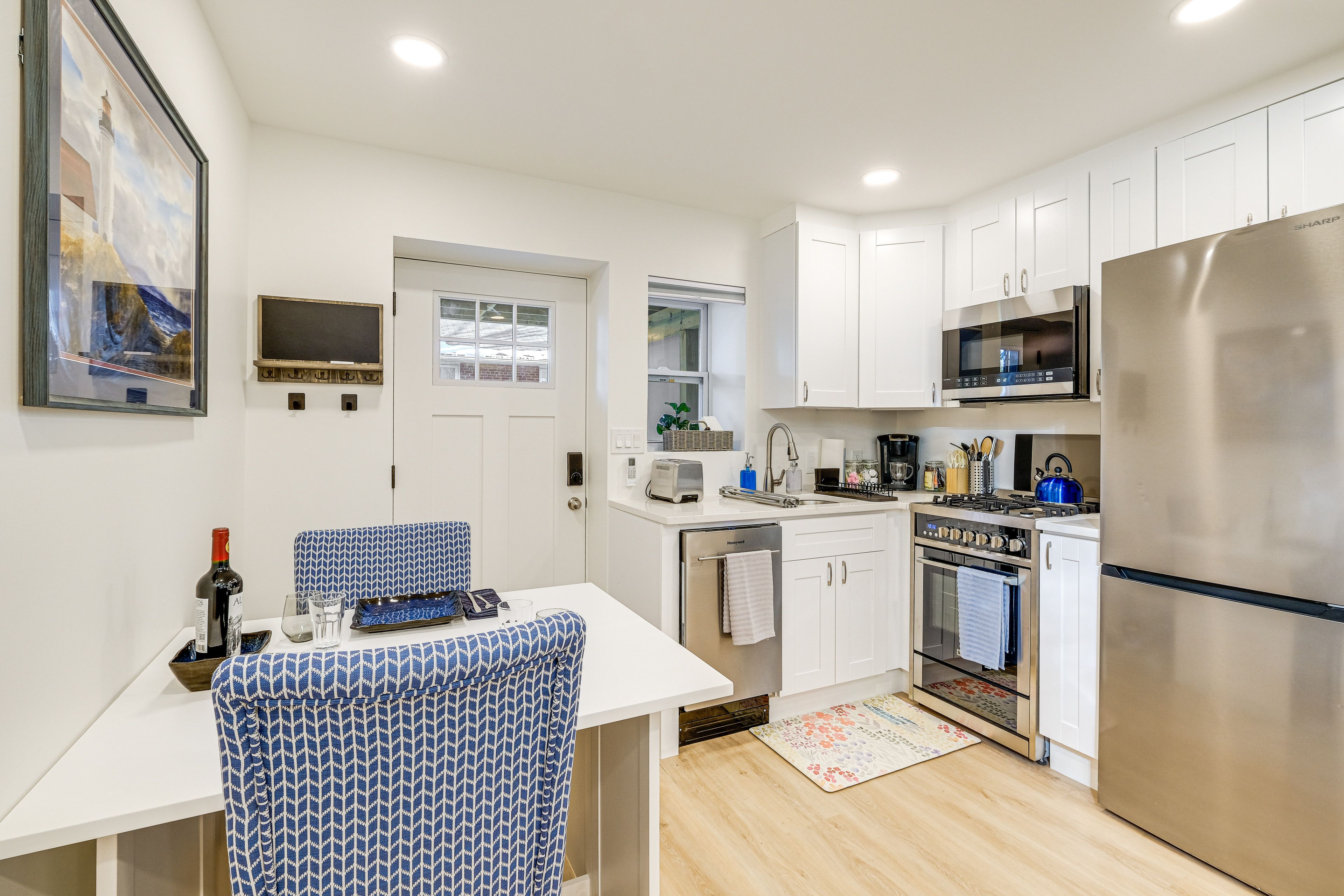 Kitchen | Convertible Desk/Dining Table | Free WiFi | Books
