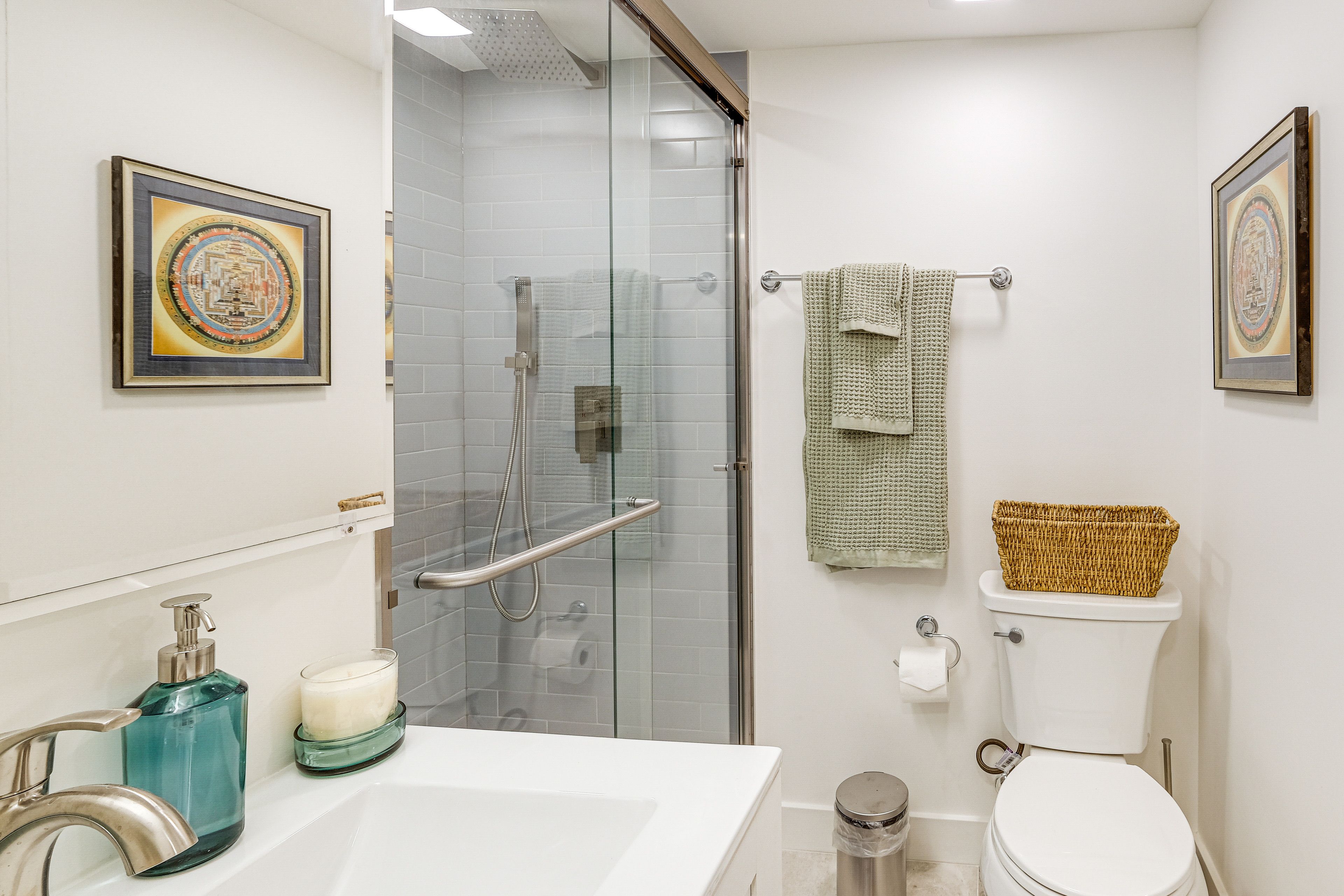 Full Bathroom | Towels Provided