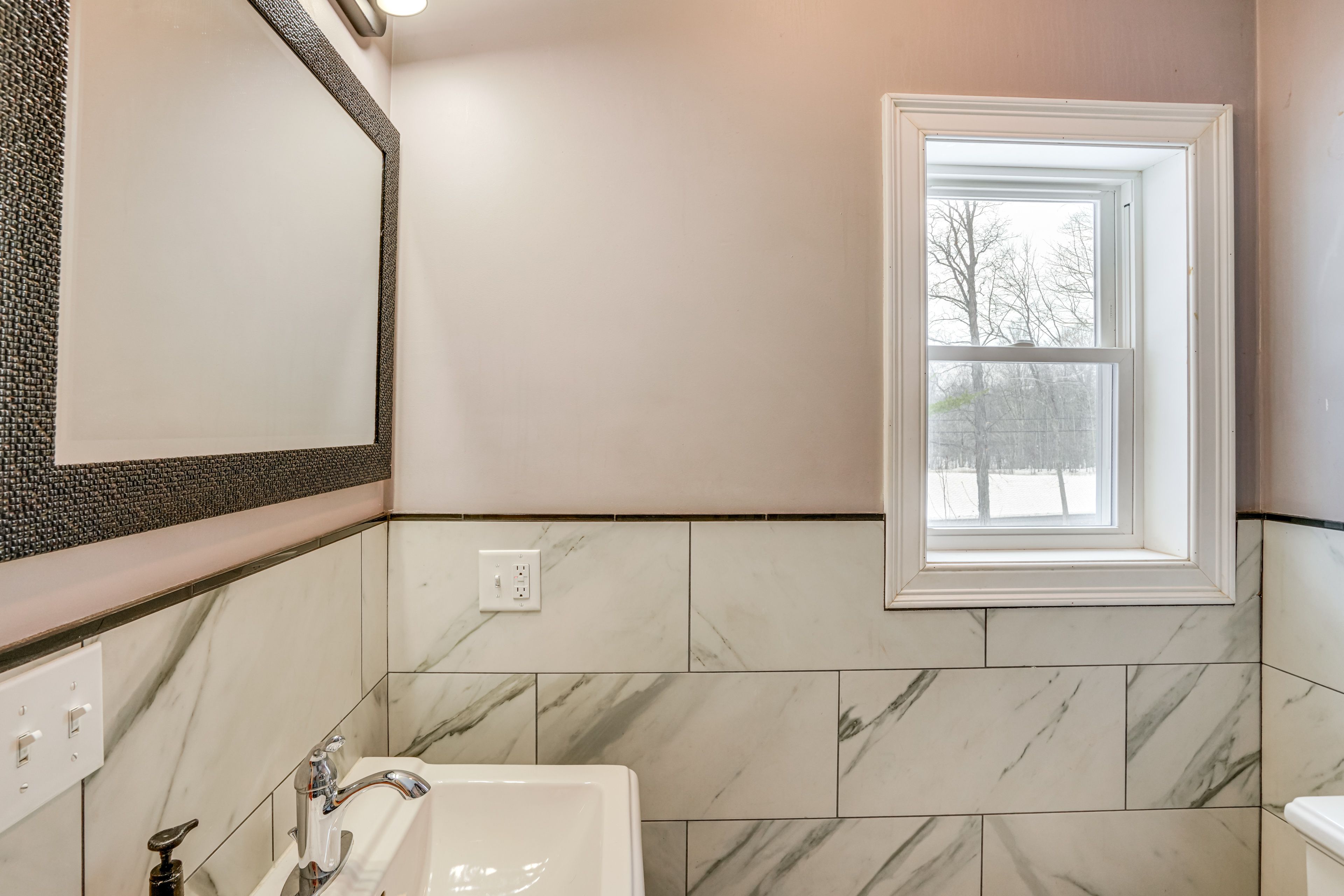 Full Bathroom | 1st Floor | Complimentary Toiletries | Towels Provided