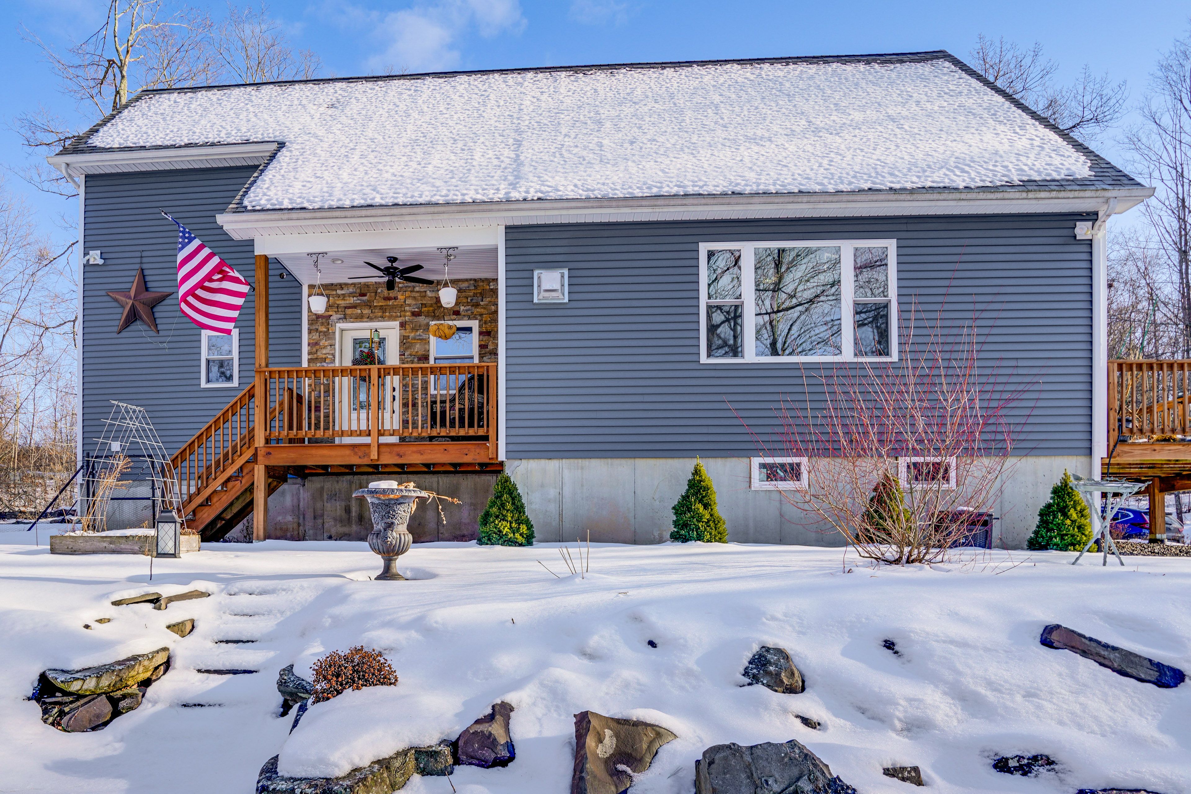 Exterior | Parking | Driveway (6 Vehicles)