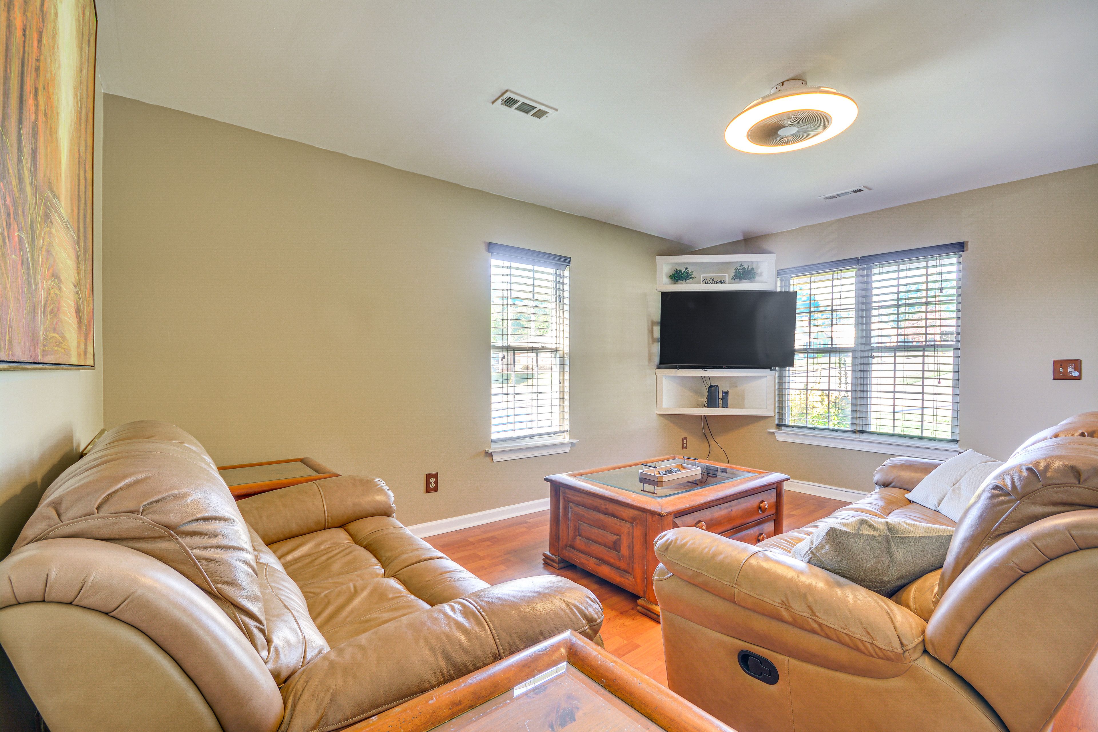 Living Area | Smart TV w/ Cable
