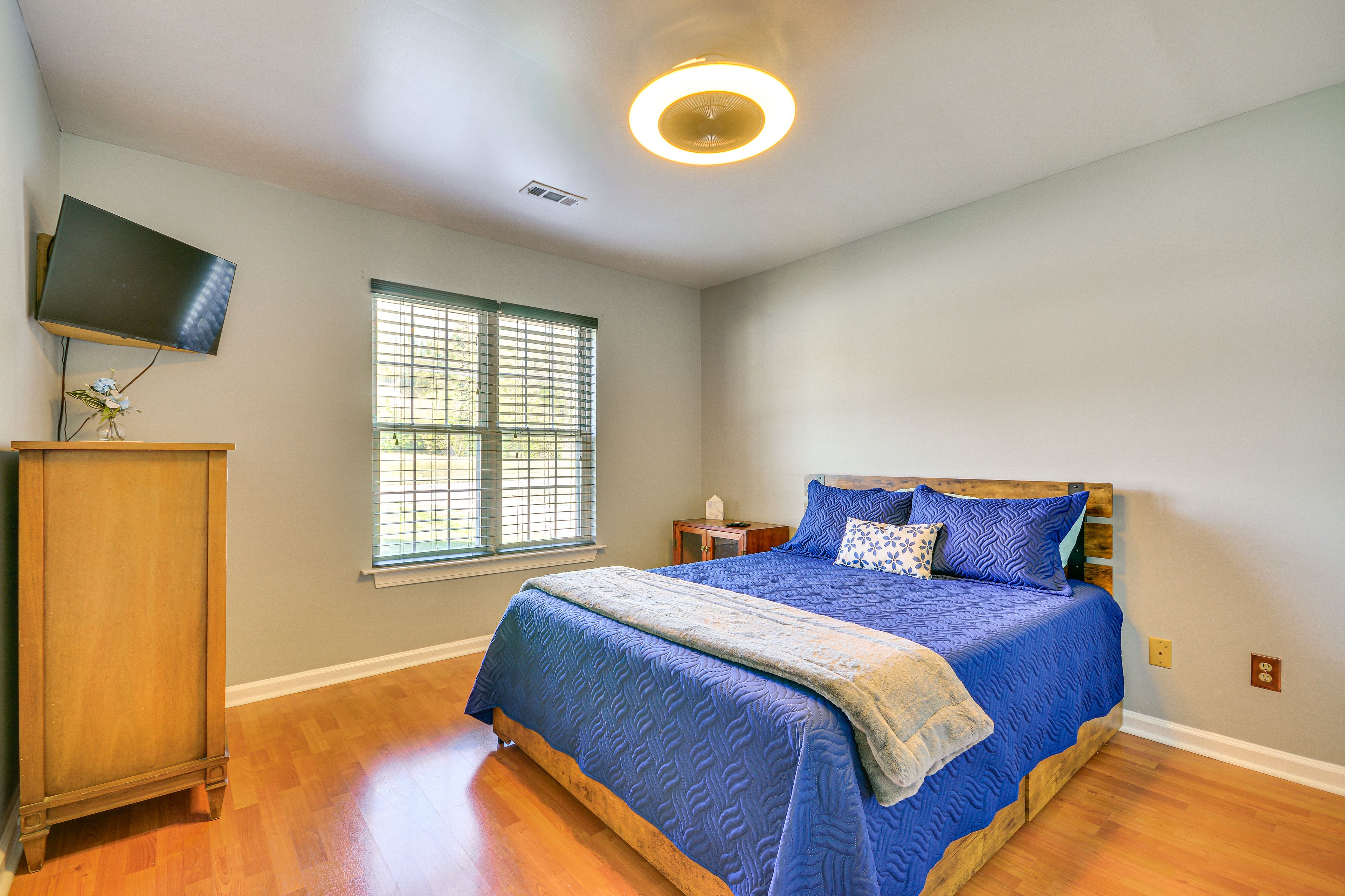 Bedroom 1 | Queen Bed | Smart TV w/ Cable