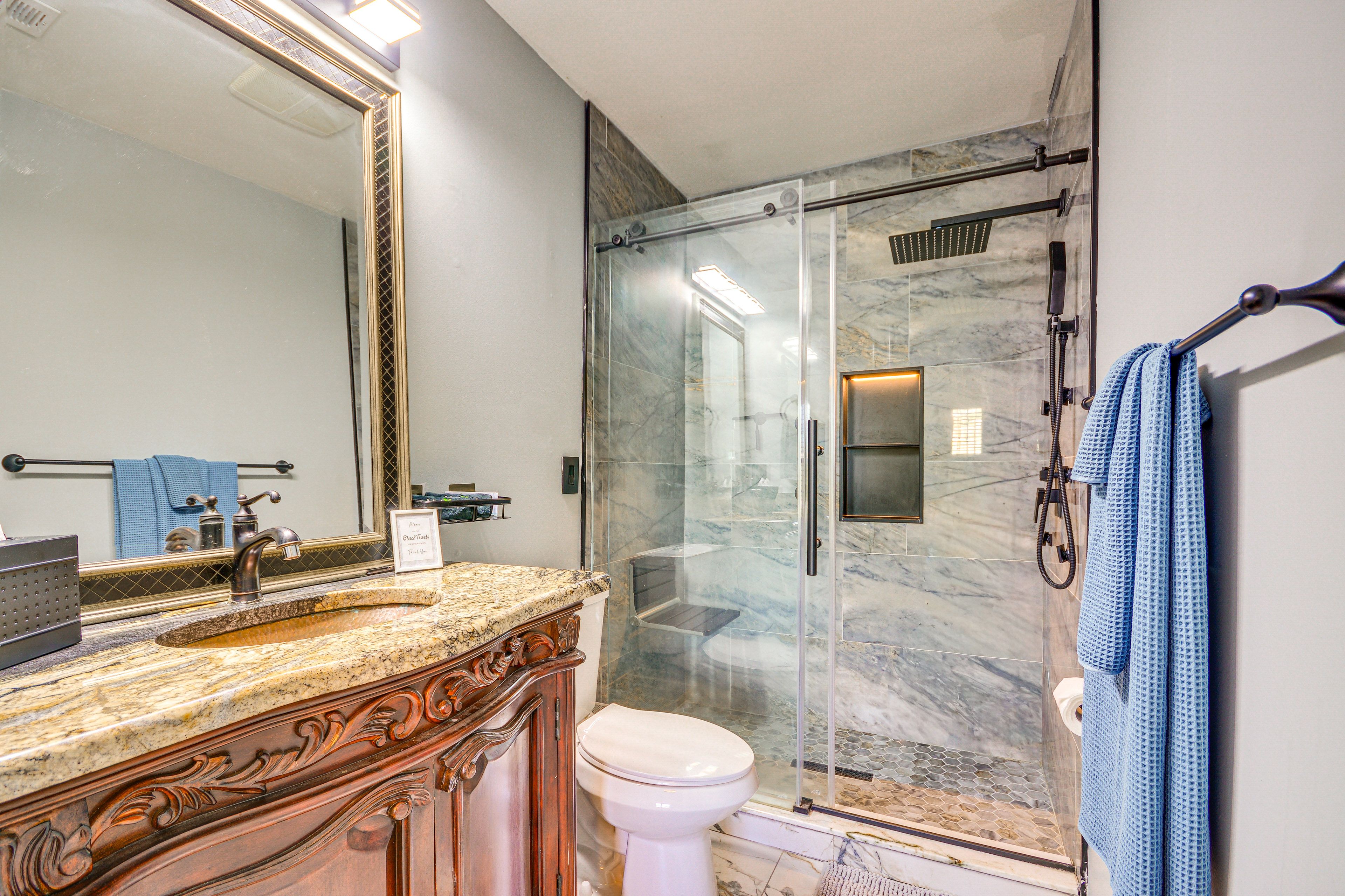 Full Bathroom | Towels Provided