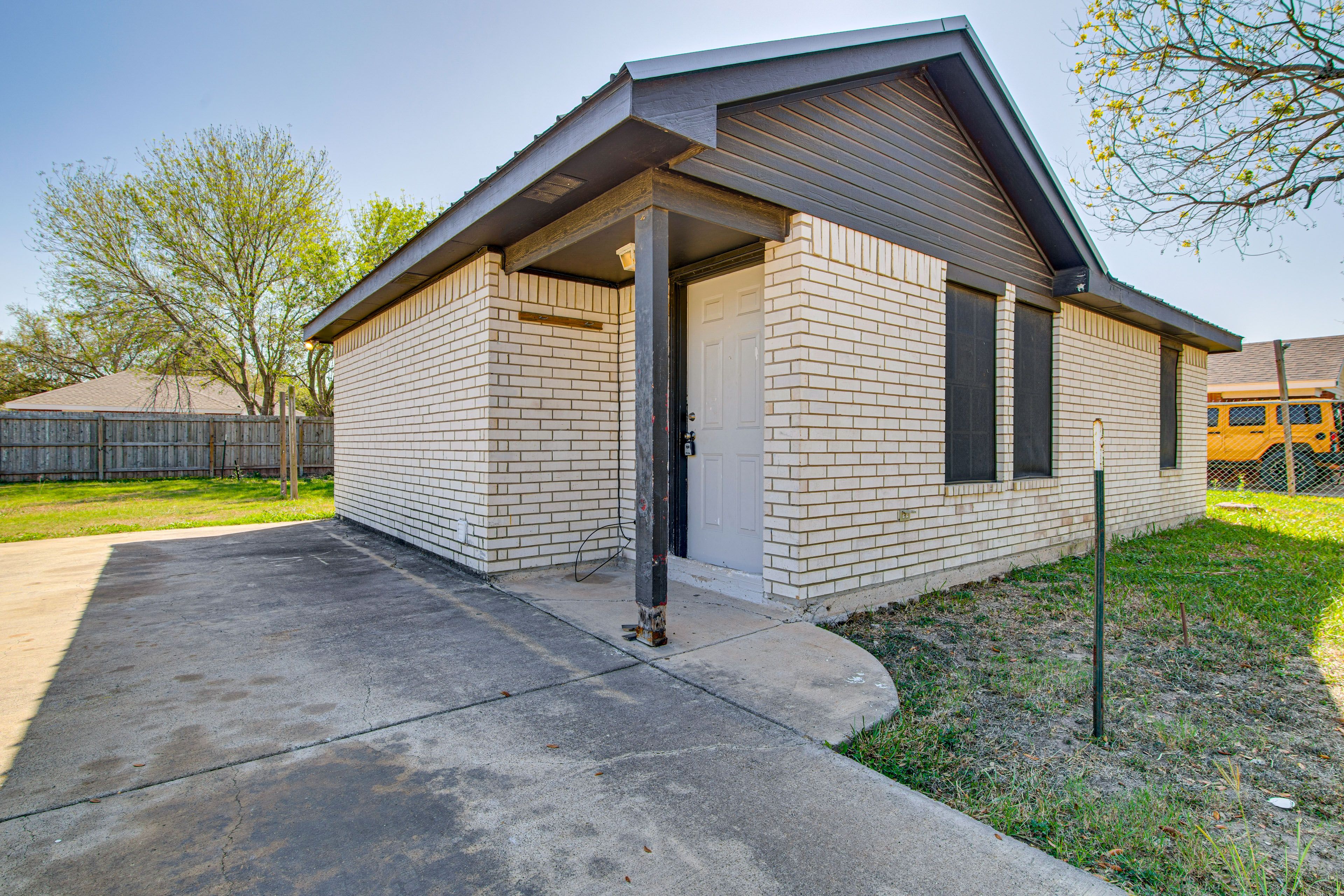 Property Exterior | Driveway (3 Vehicles)