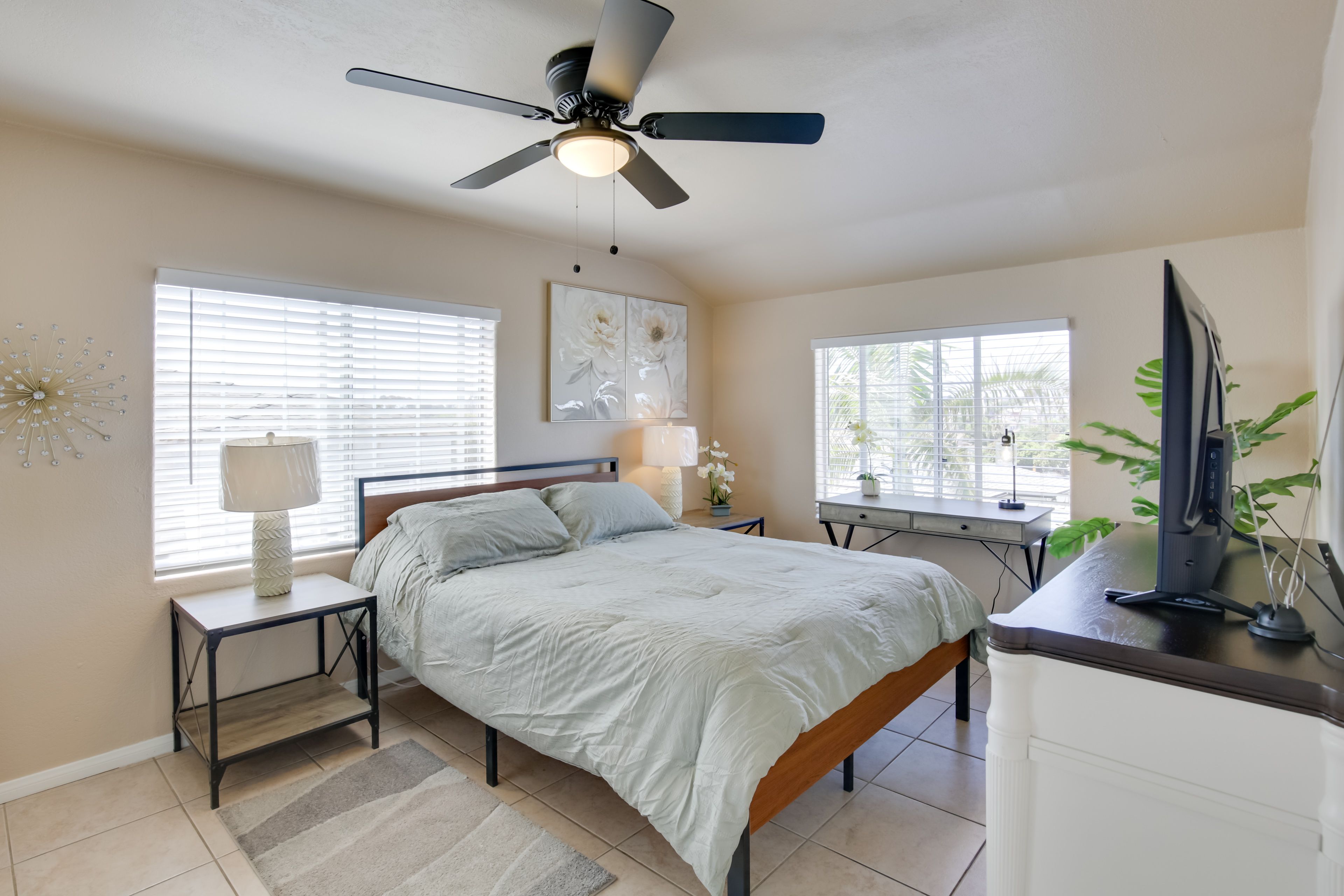 Bedroom 1 | Queen Bed | Smart TV