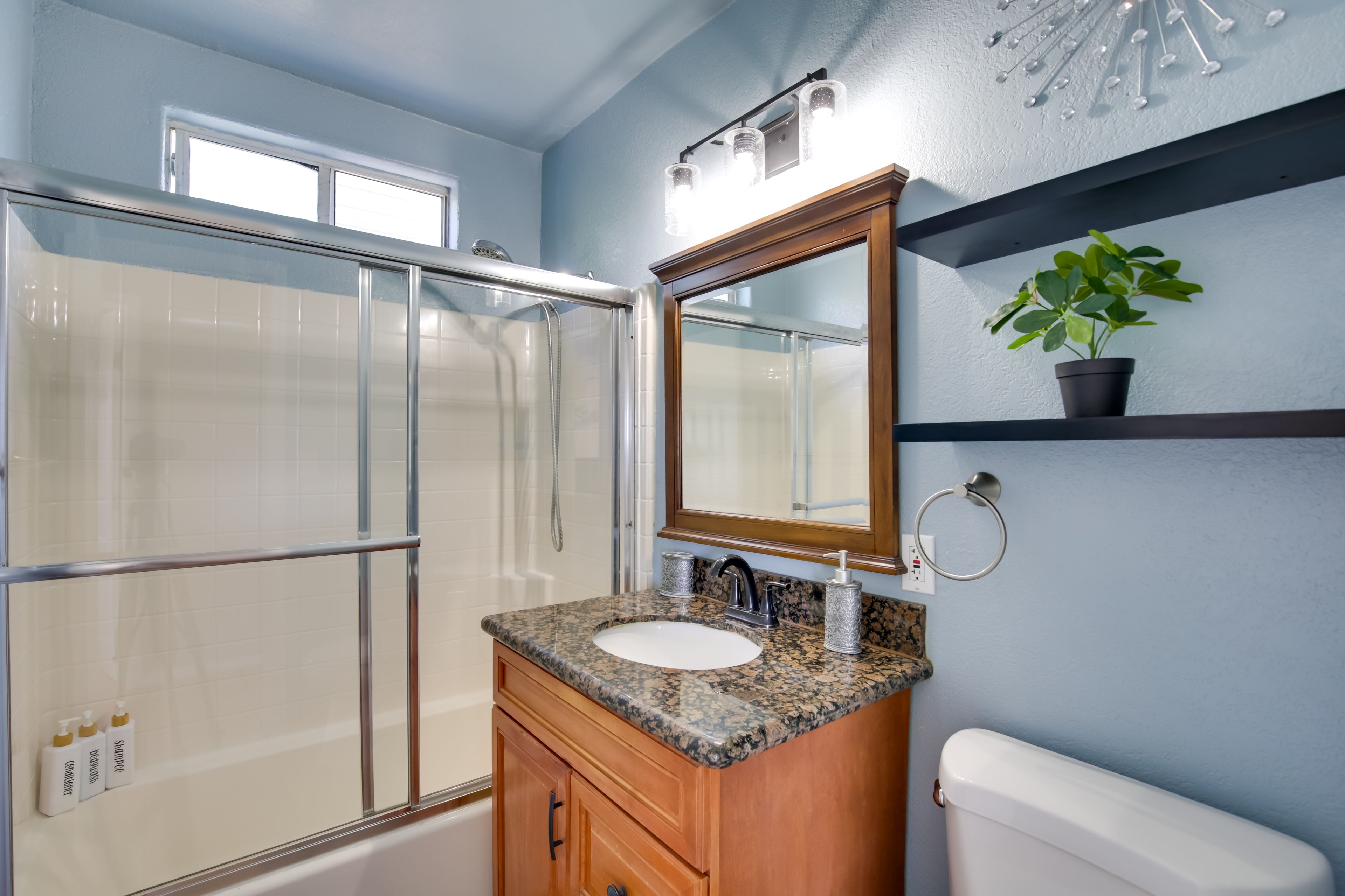 Full Bathroom | Towels Provided