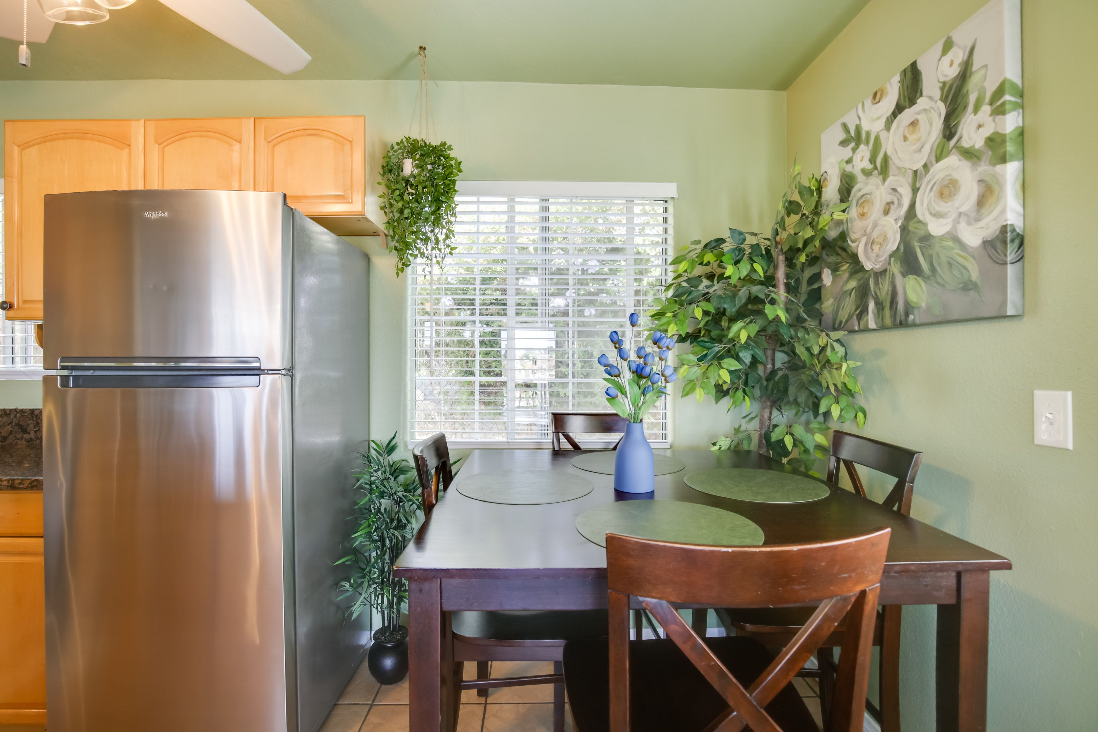 Dining Table | Dishware/Flatware