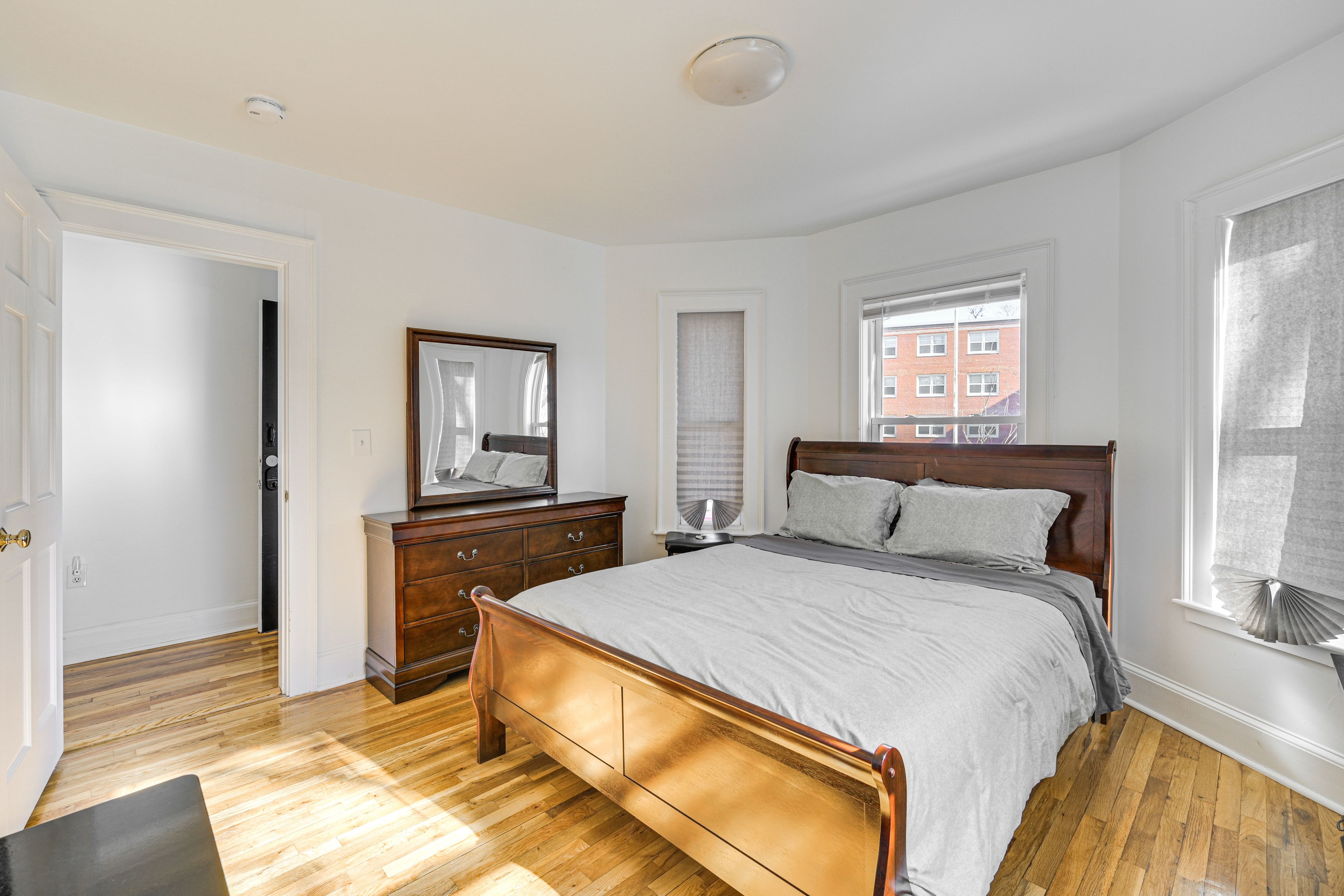 Bedroom 1 | Queen Bed