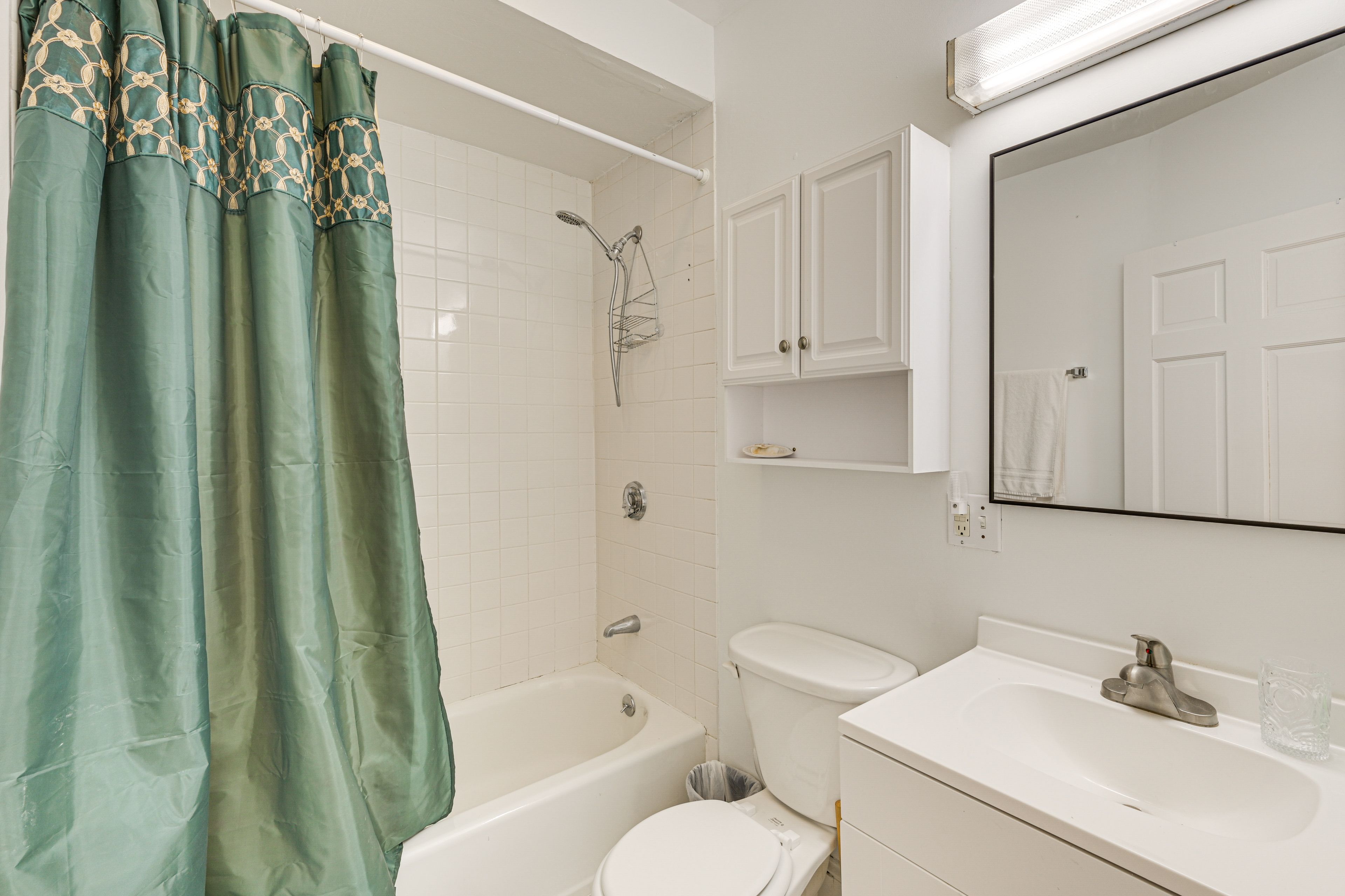 Full Bathroom | Complimentary Toiletries