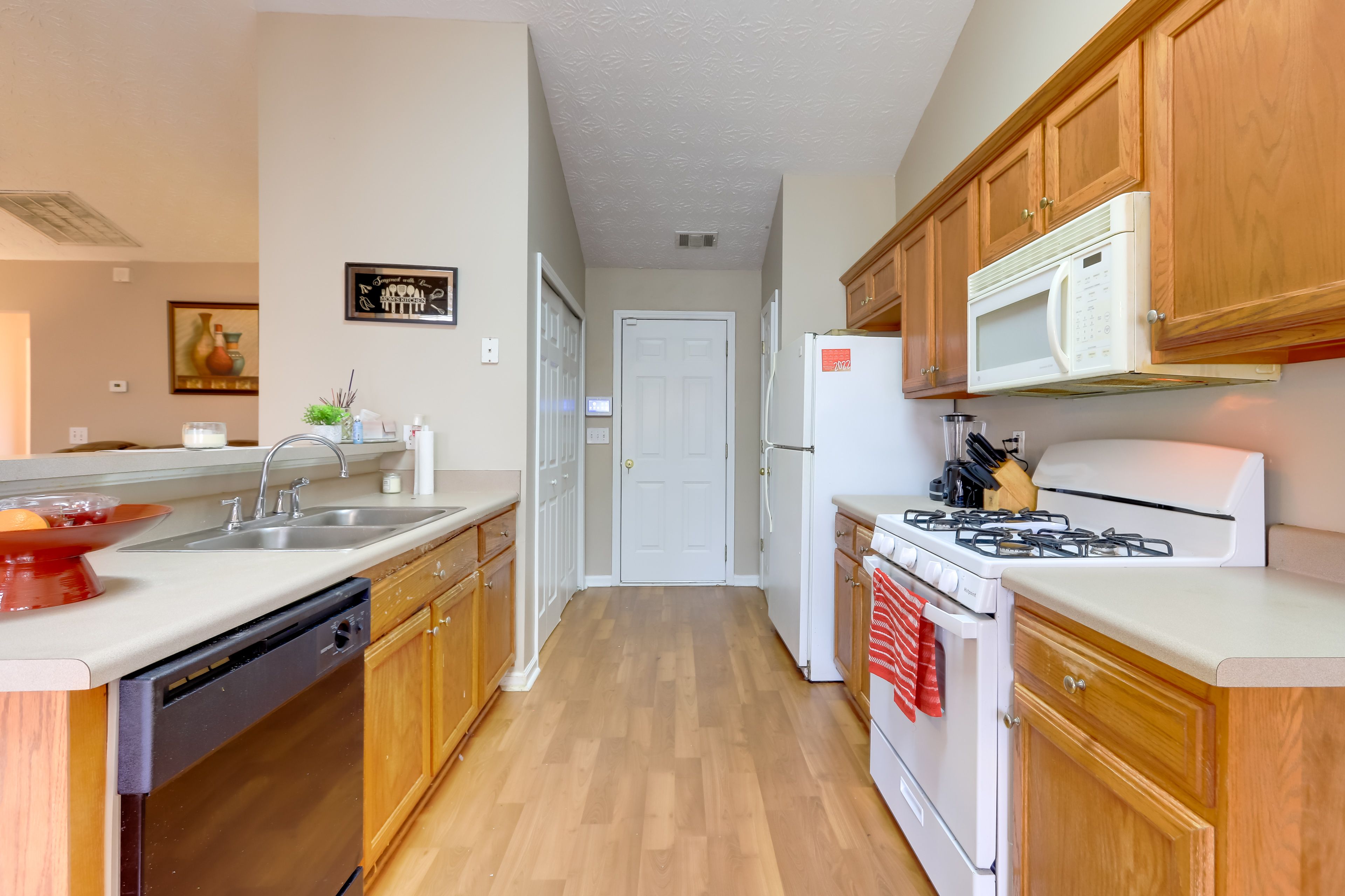 Kitchen | Refrigerator | Breakfast Bar