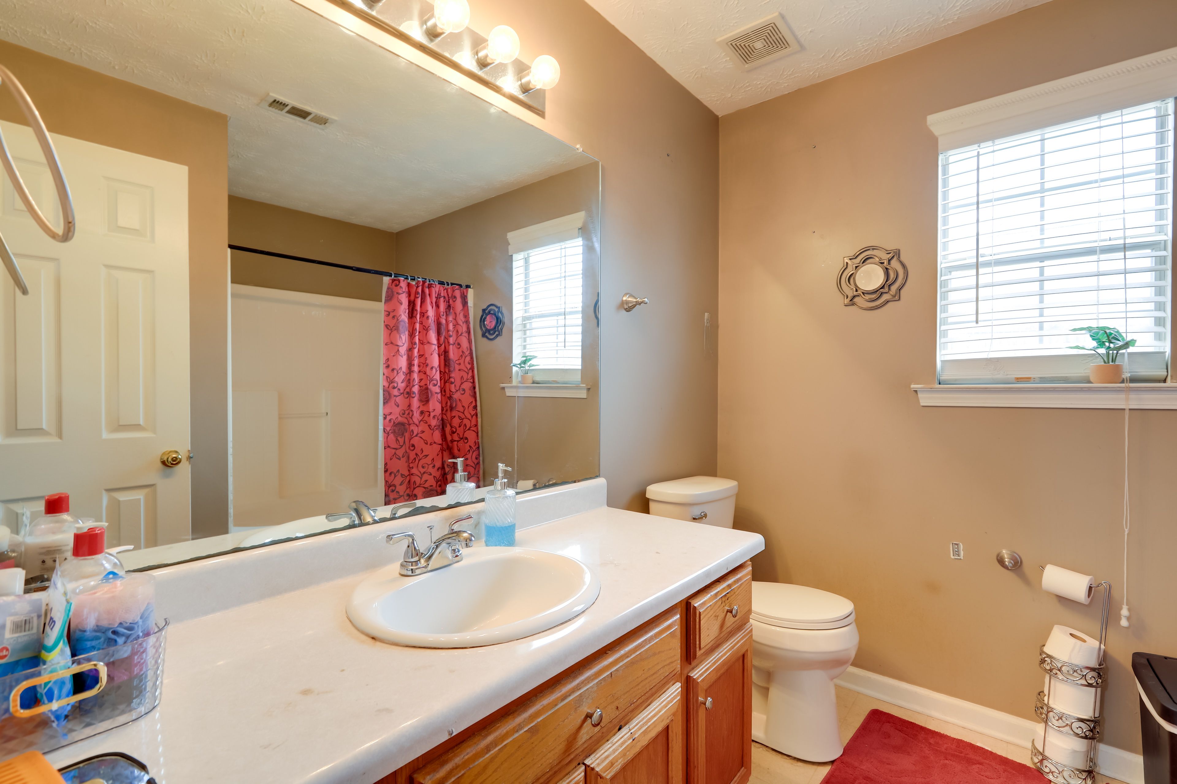 Full Bathroom | Towels Provided | Complimentary Toiletries